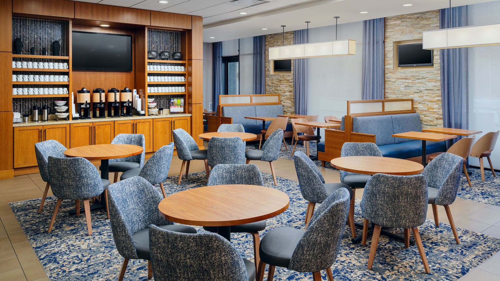 Hyatt Place Austin Downtown Dining Area With Coffee