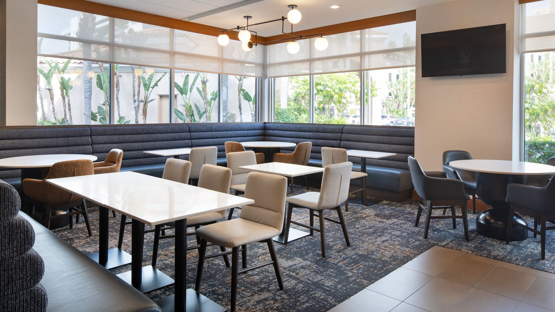 Hyatt Place at Anaheim Resort/Convention Center Breakfast Seating Area
