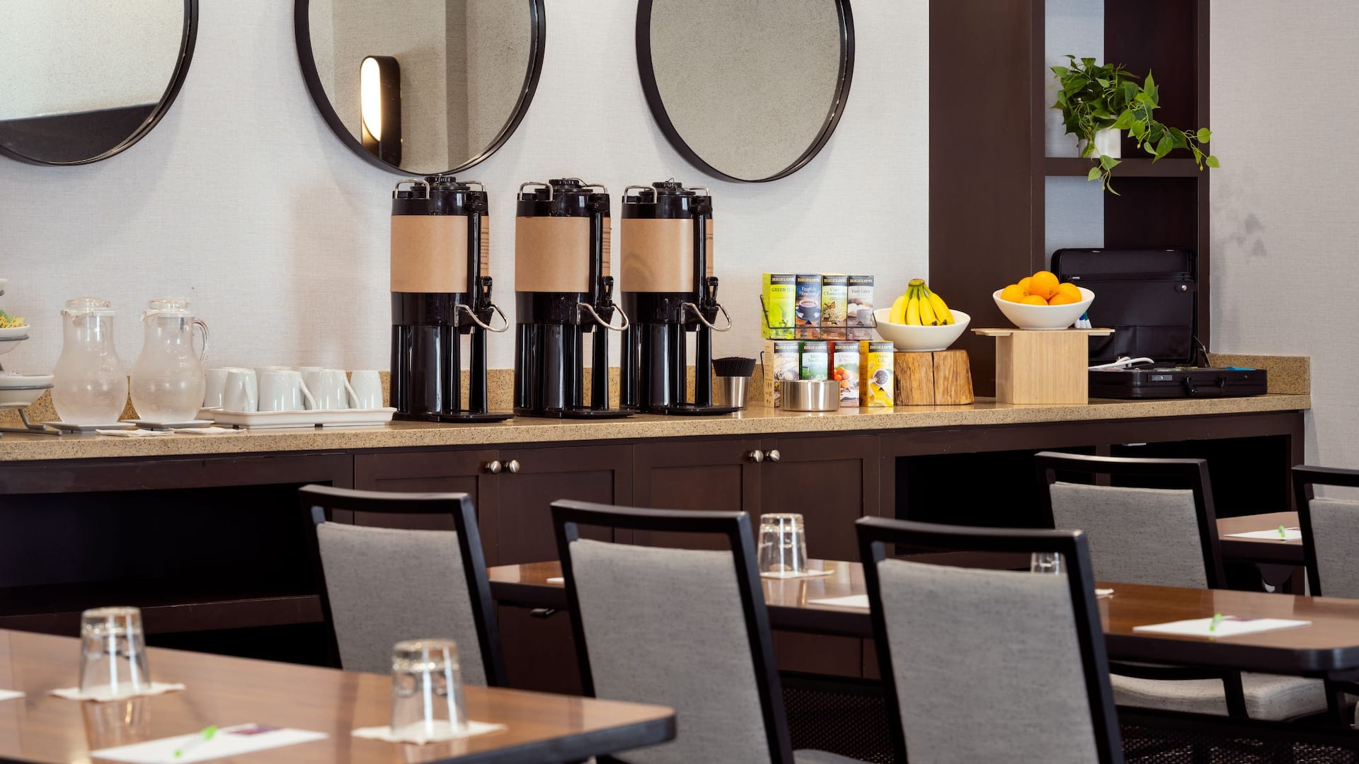 Hyatt Place at Anaheim Resort/Convention Center Meetings Service Area