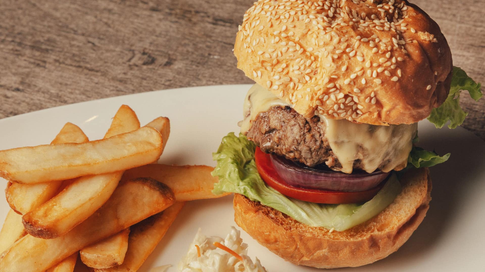 Grand Hyatt Taipei Cheers Us Beef Cheese Burger