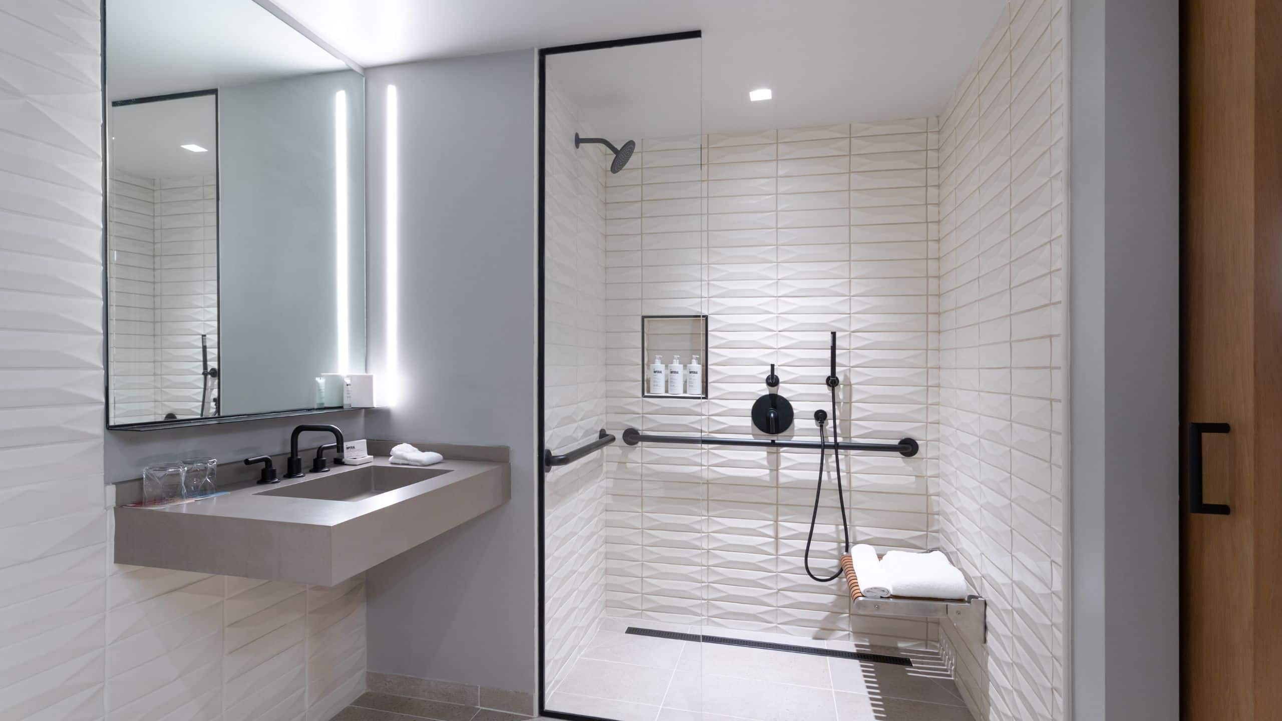 2 von 2 The Shay Adqs Bathroom