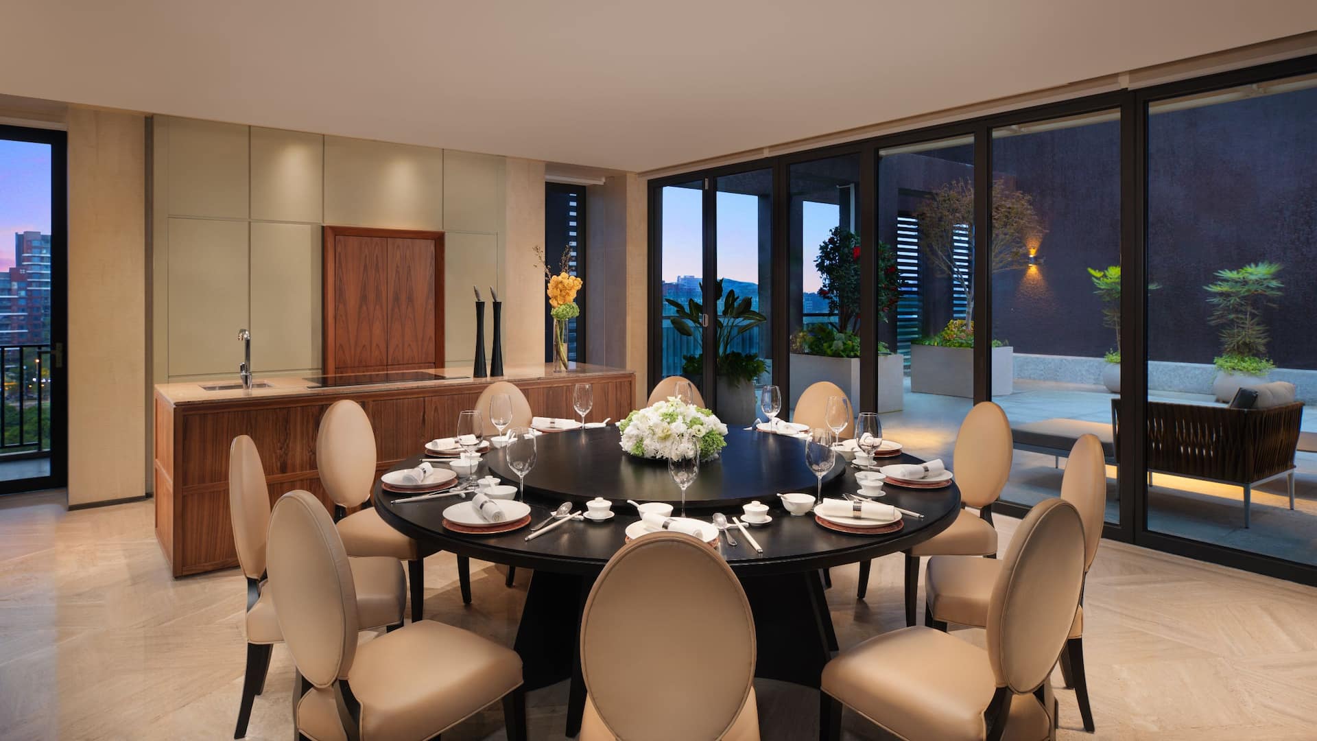 3 von 5 Hyatt Regency Dongguan Presidential Suite Dining Area