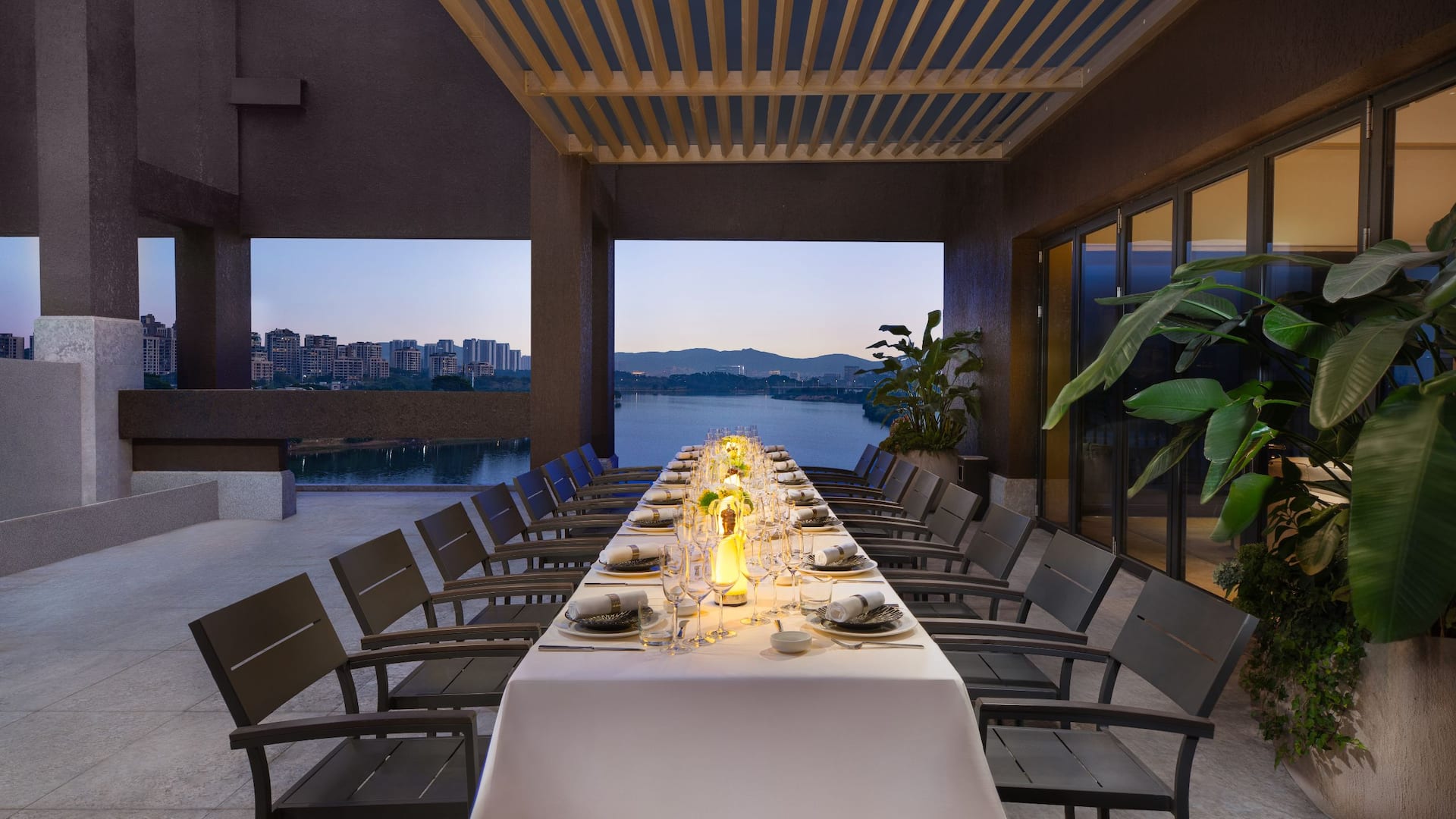 4 von 5 Hyatt Regency Dongguan Presidential Suite Garden With Lake View