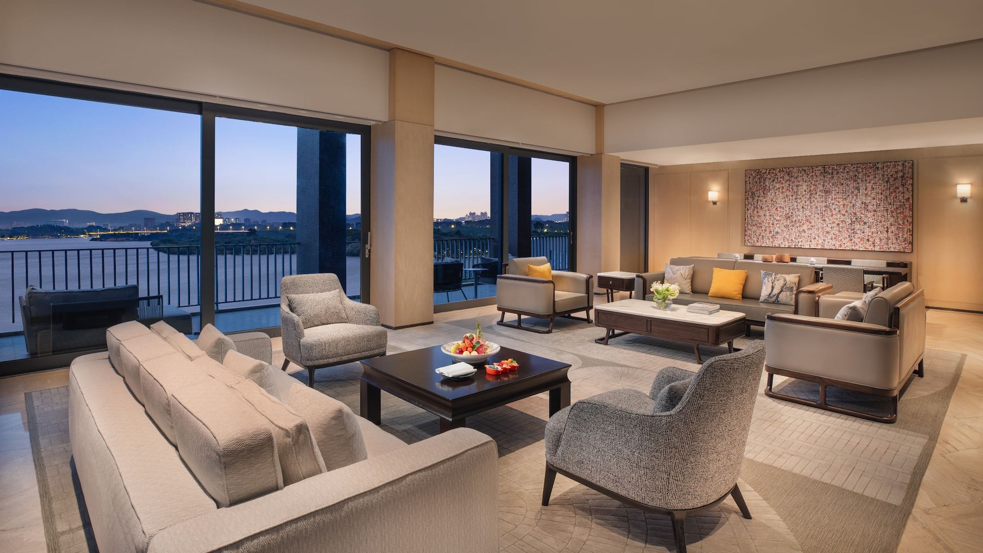 1 von 5 Hyatt Regency Dongguan Presidential Suite Living Room With Lake View
