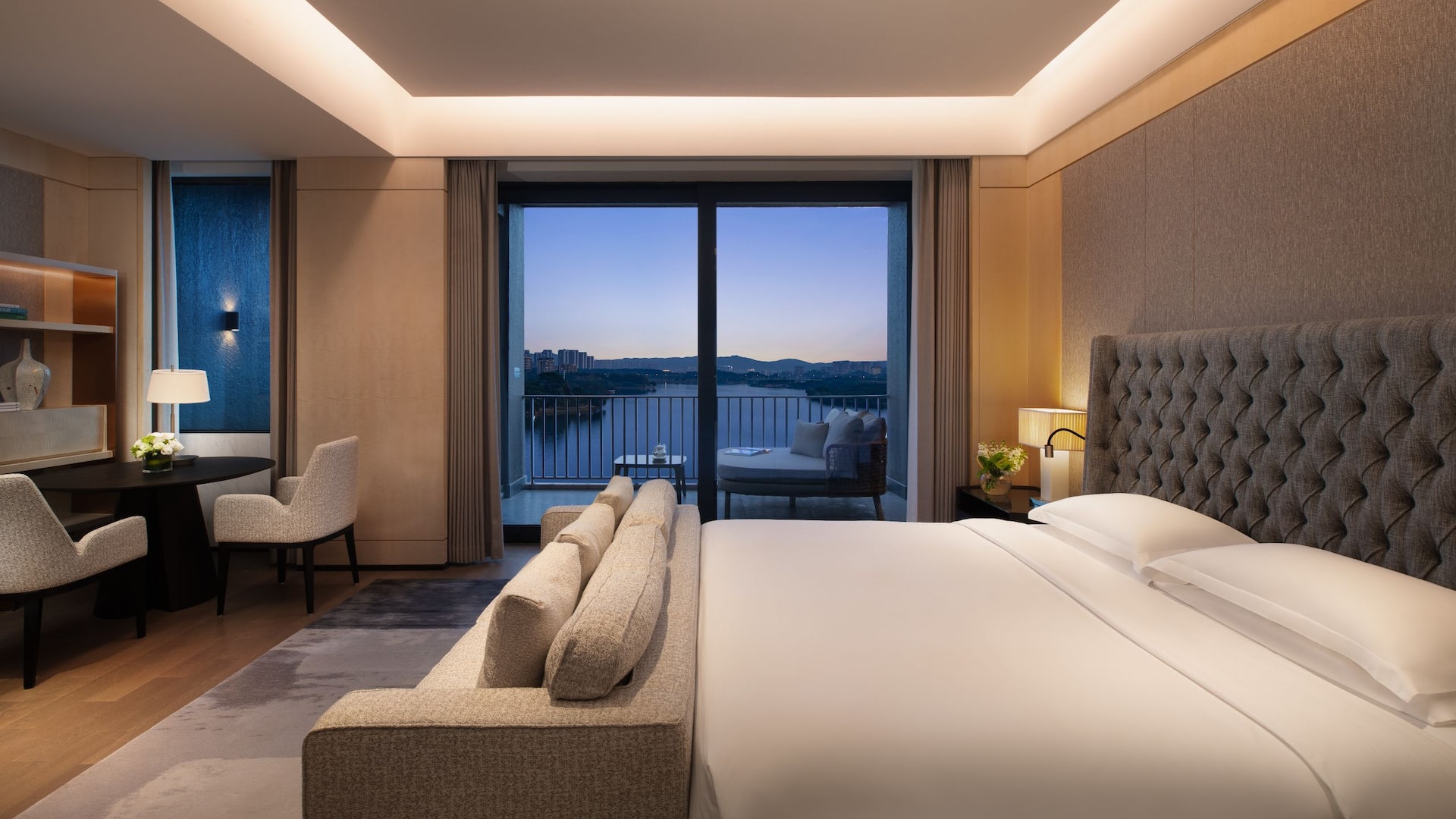 2 von 5 Hyatt Regency Dongguan Presidential Suite Master Bedroom With Lake View