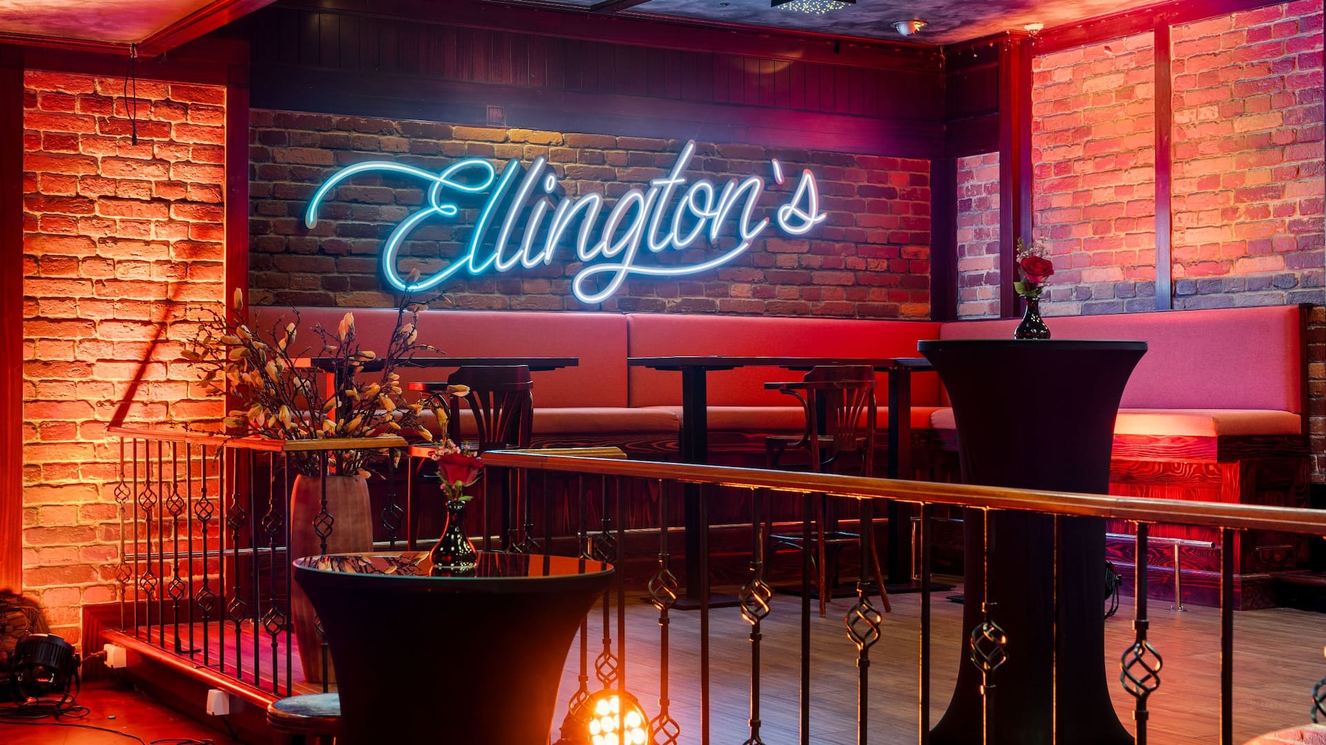 2 of 3 Hyatt Regency Belgrade Ellingtons Lightup Sign