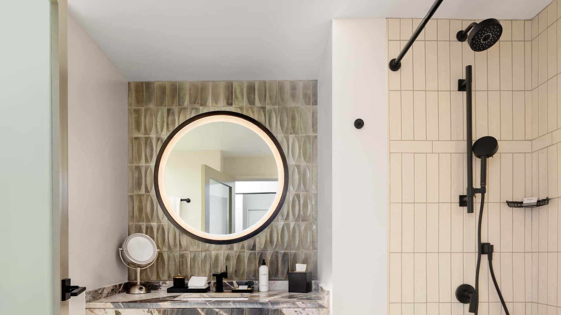 Hyatt Regency Scottsdale Resort & Spa at Gainey Ranch Bathroom Bathtub Shower