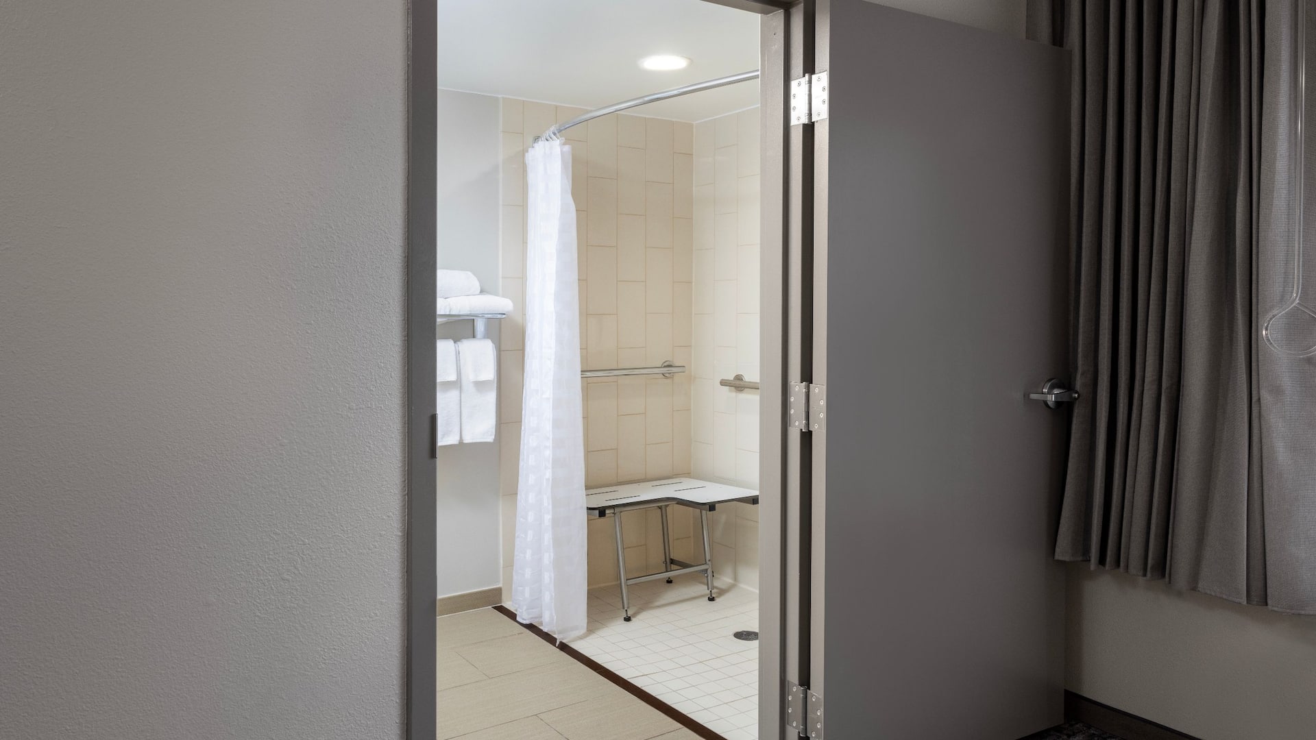 Hyatt Place Nashville/Hendersonville Accessible Bathroom Shower
