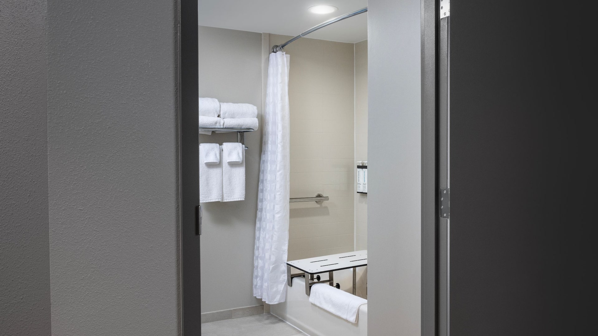 Hyatt Place Nashville/Hendersonville Accessible Bathroom Tub