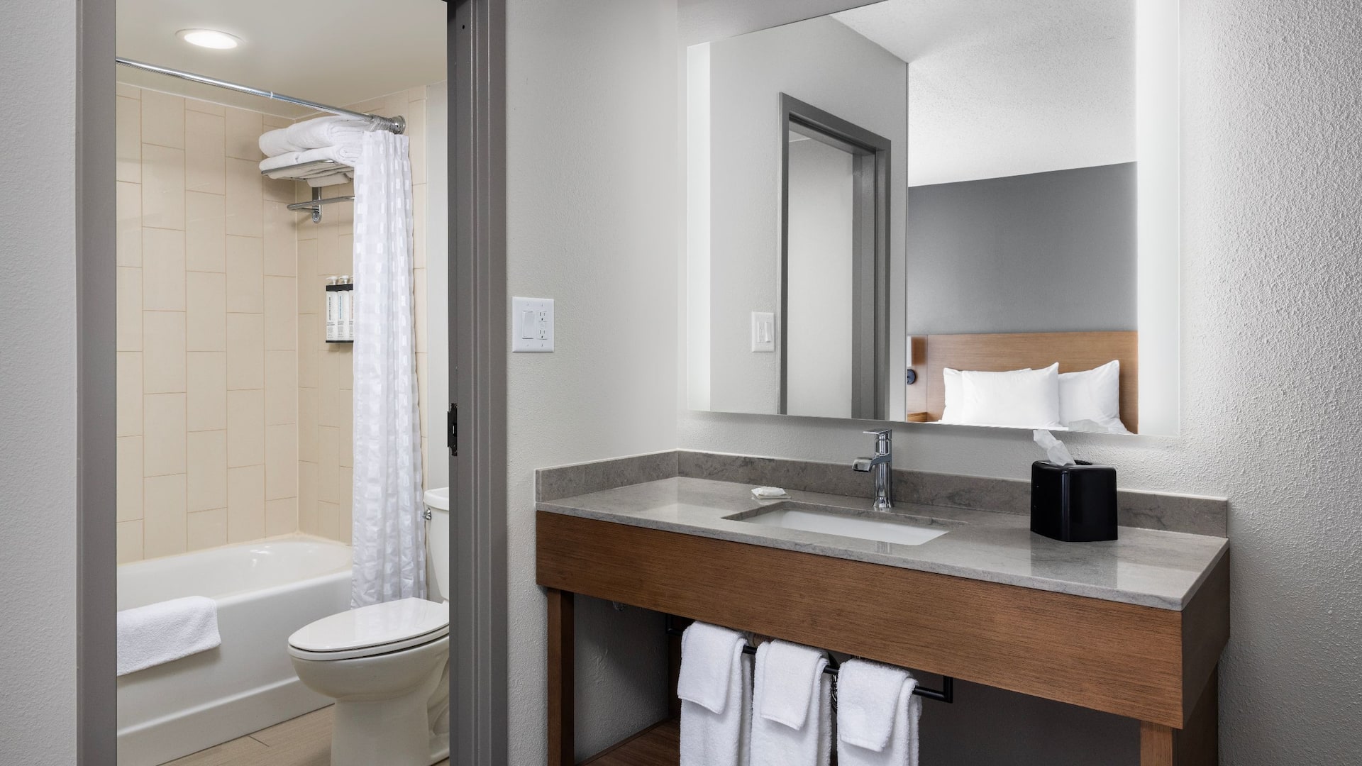 Hyatt Place Nashville/Hendersonville Guestroom Tub