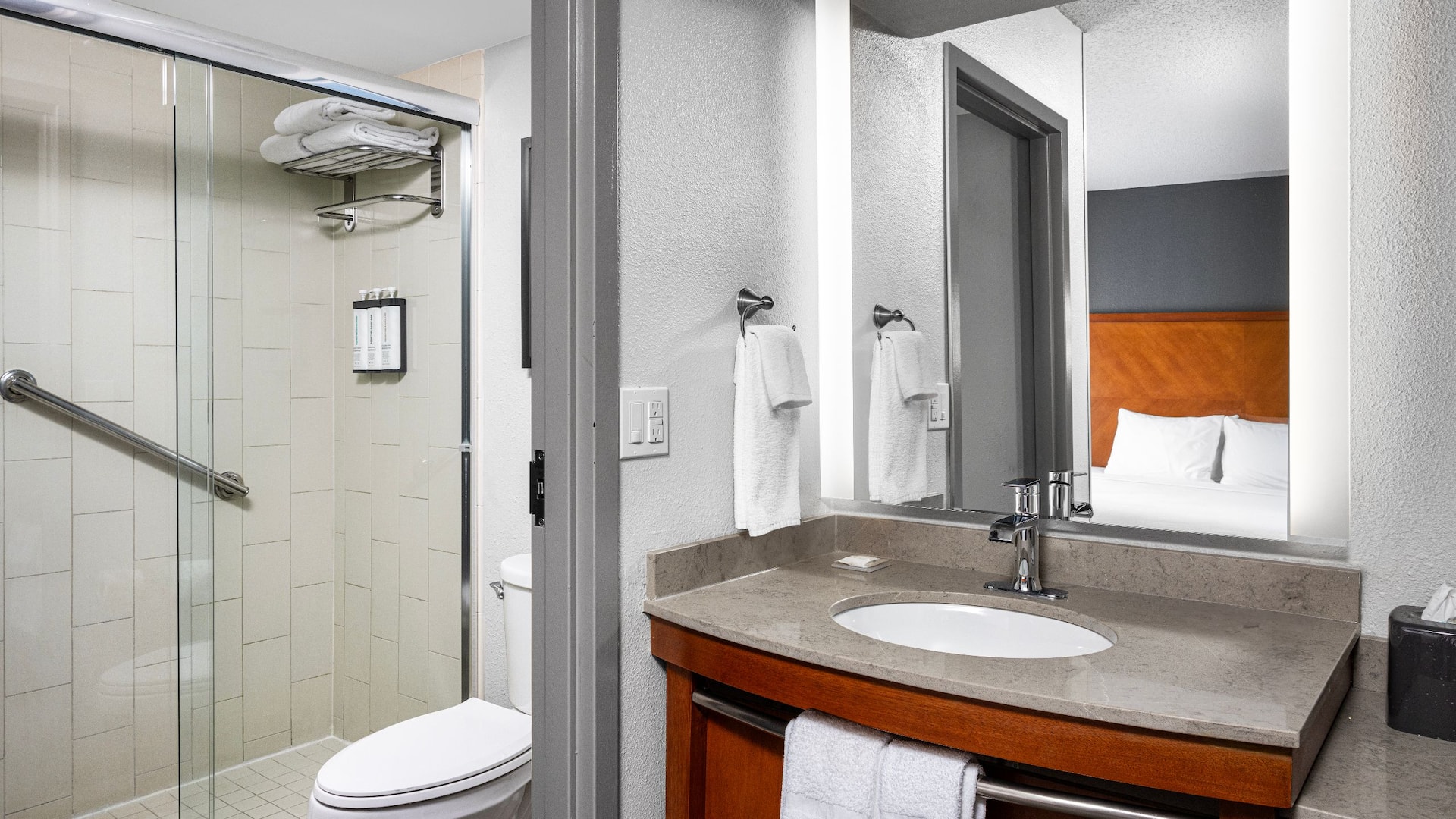 5 de 6 Hyatt Place Charlotte Airport/Lake Pointe Guestroom Shower