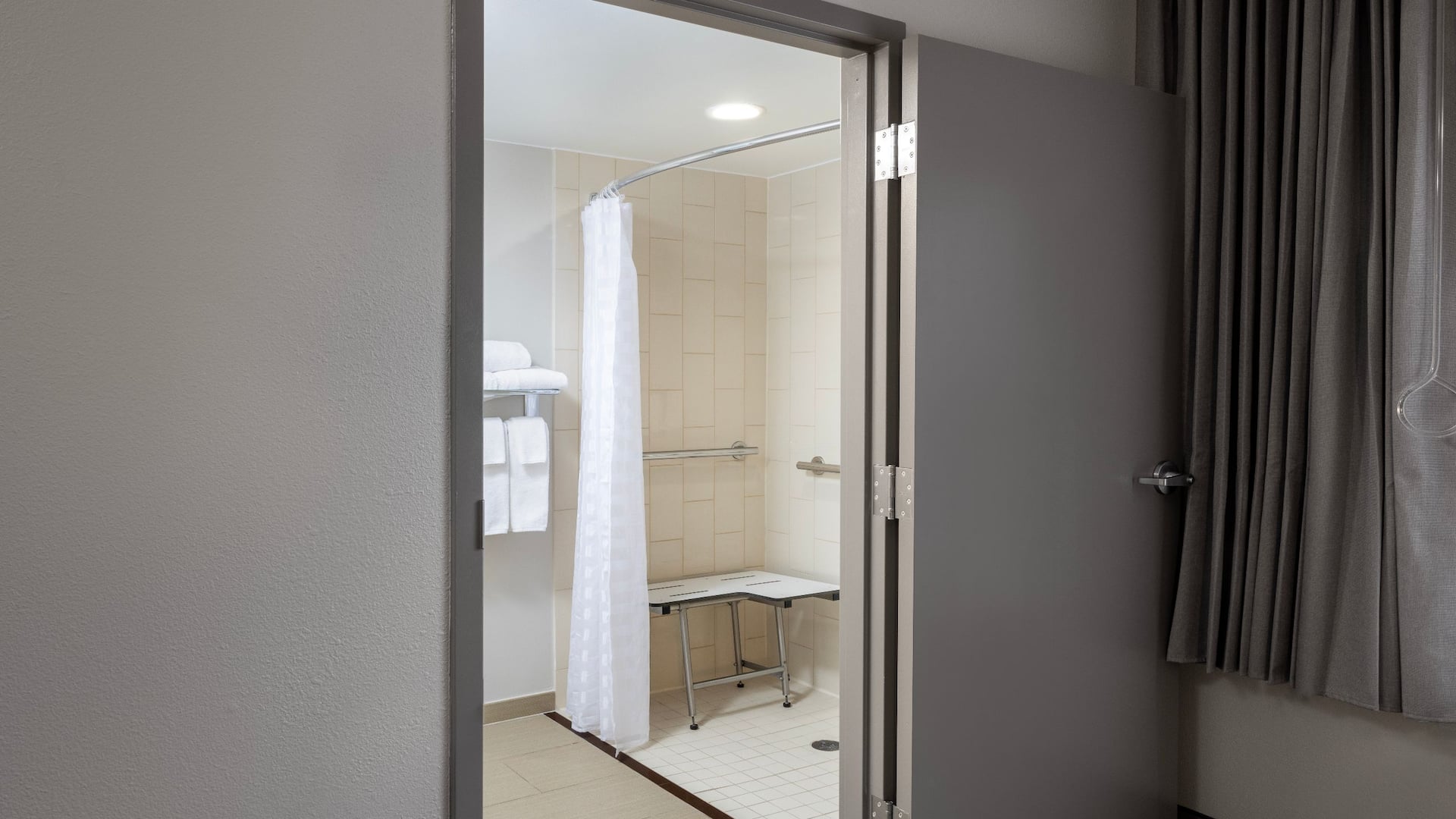 2 de 3 Hyatt Place Charlotte Airport/Lake Pointe Accessible Bathroom Shower