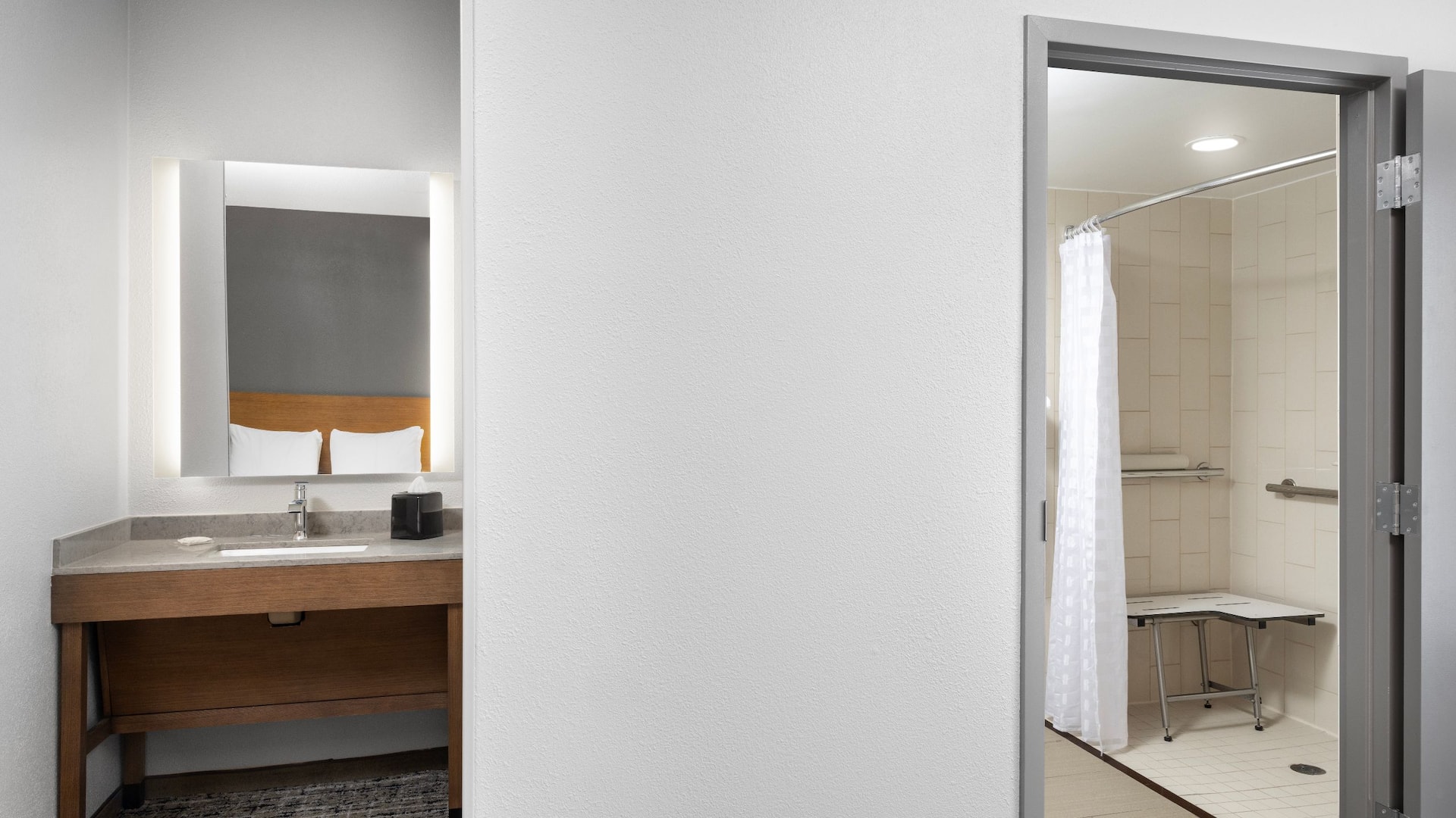 3 de 3 Hyatt Place Charlotte Airport/Lake Pointe Accessible Bathroom Shower Sink