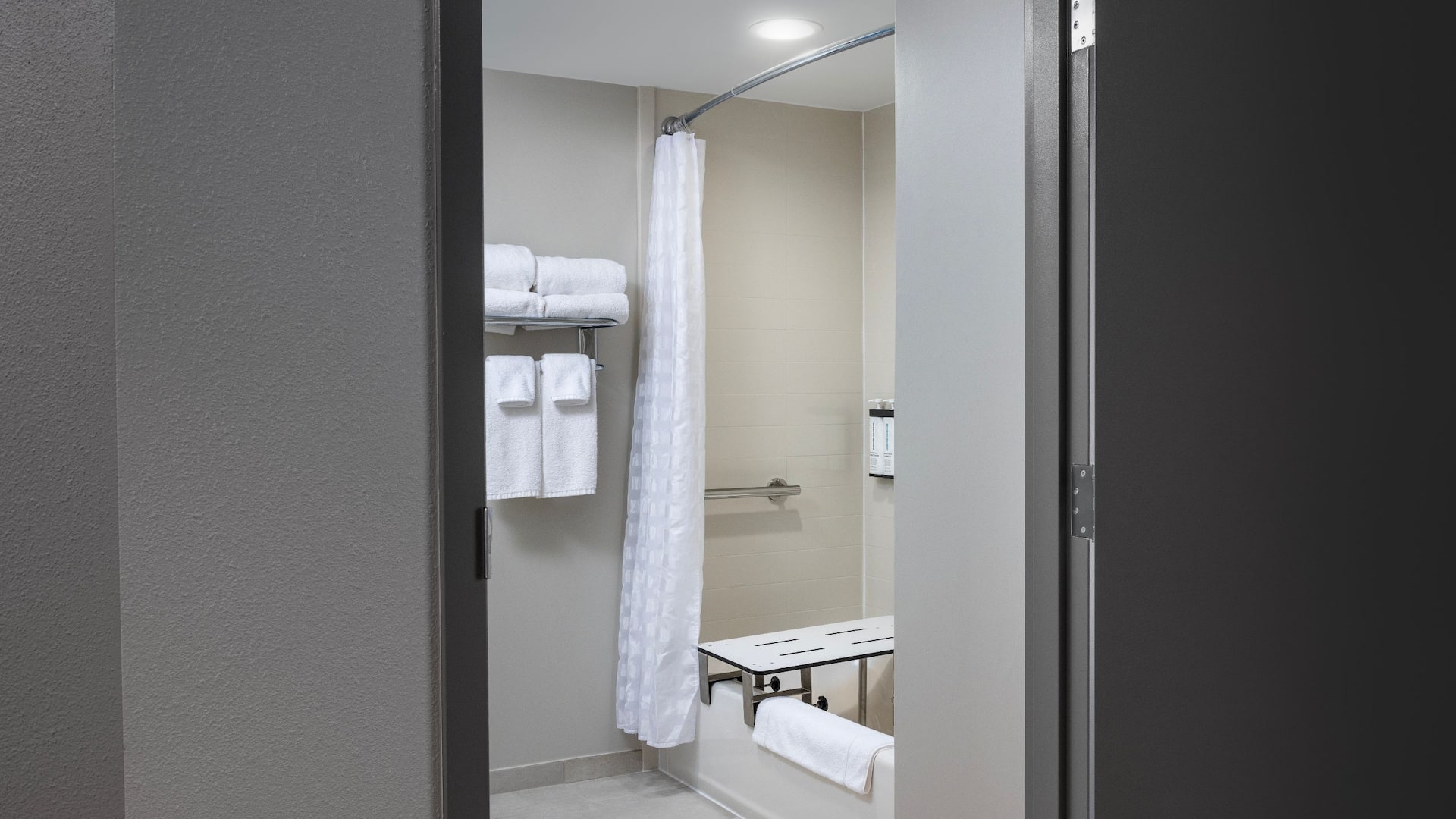 2 de 3 Hyatt Place Charlotte Airport/Lake Pointe Accessible Bathroom Tub