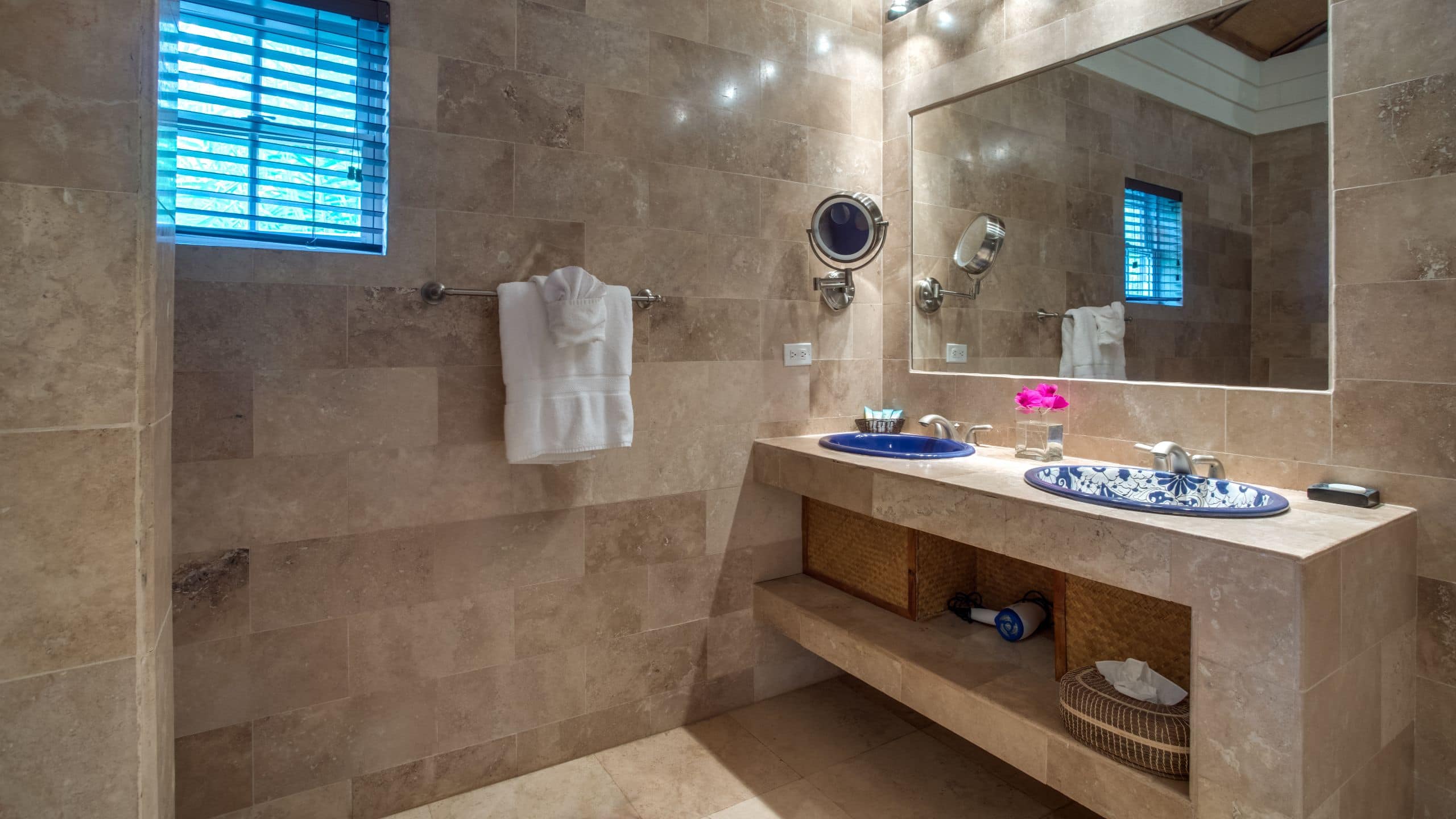 2 de 3 Placencia Resort Oceanview King Bathroom