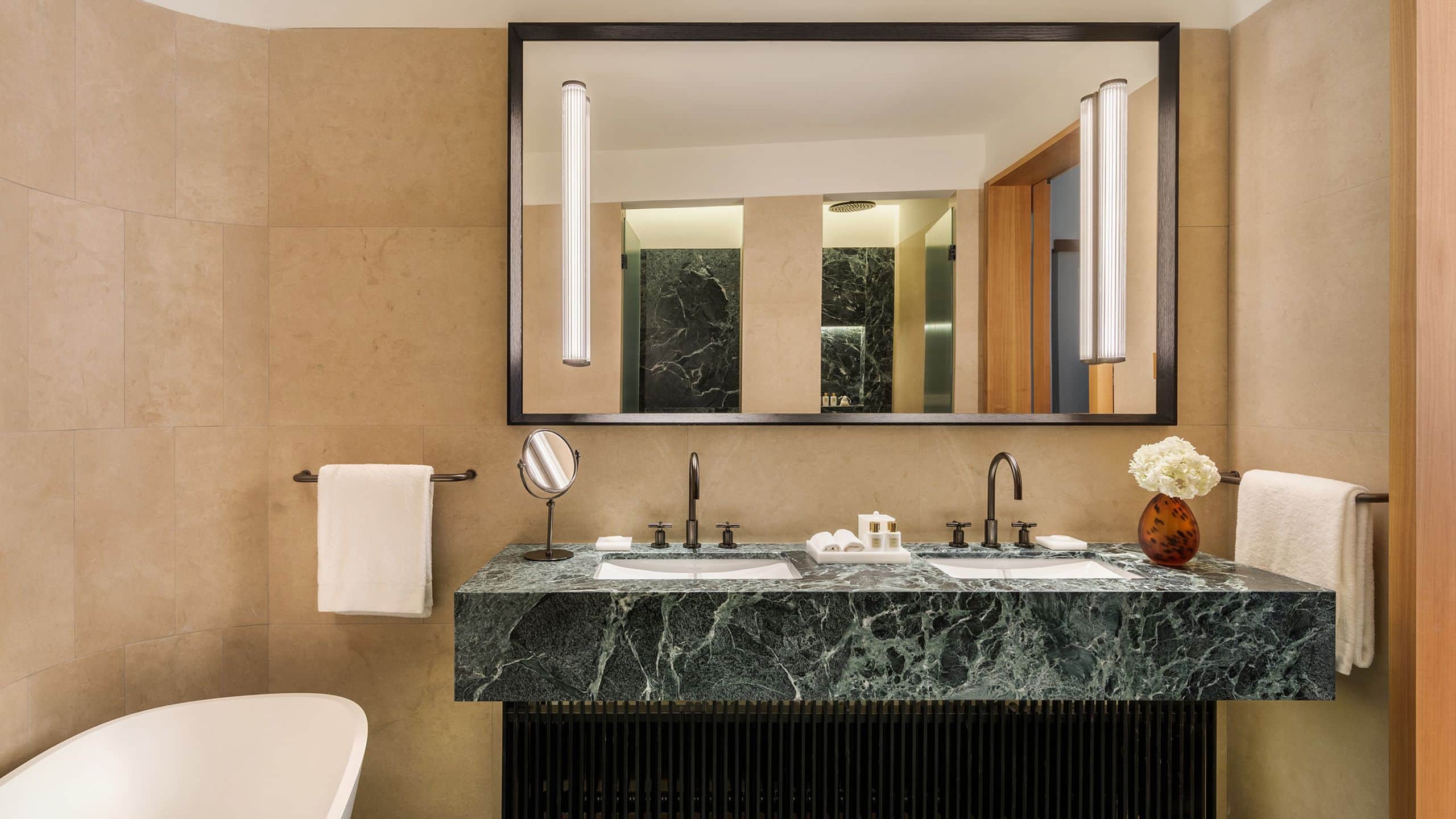 第 6，共 7 Park Hyatt Milan Solferino Suite Bathroom