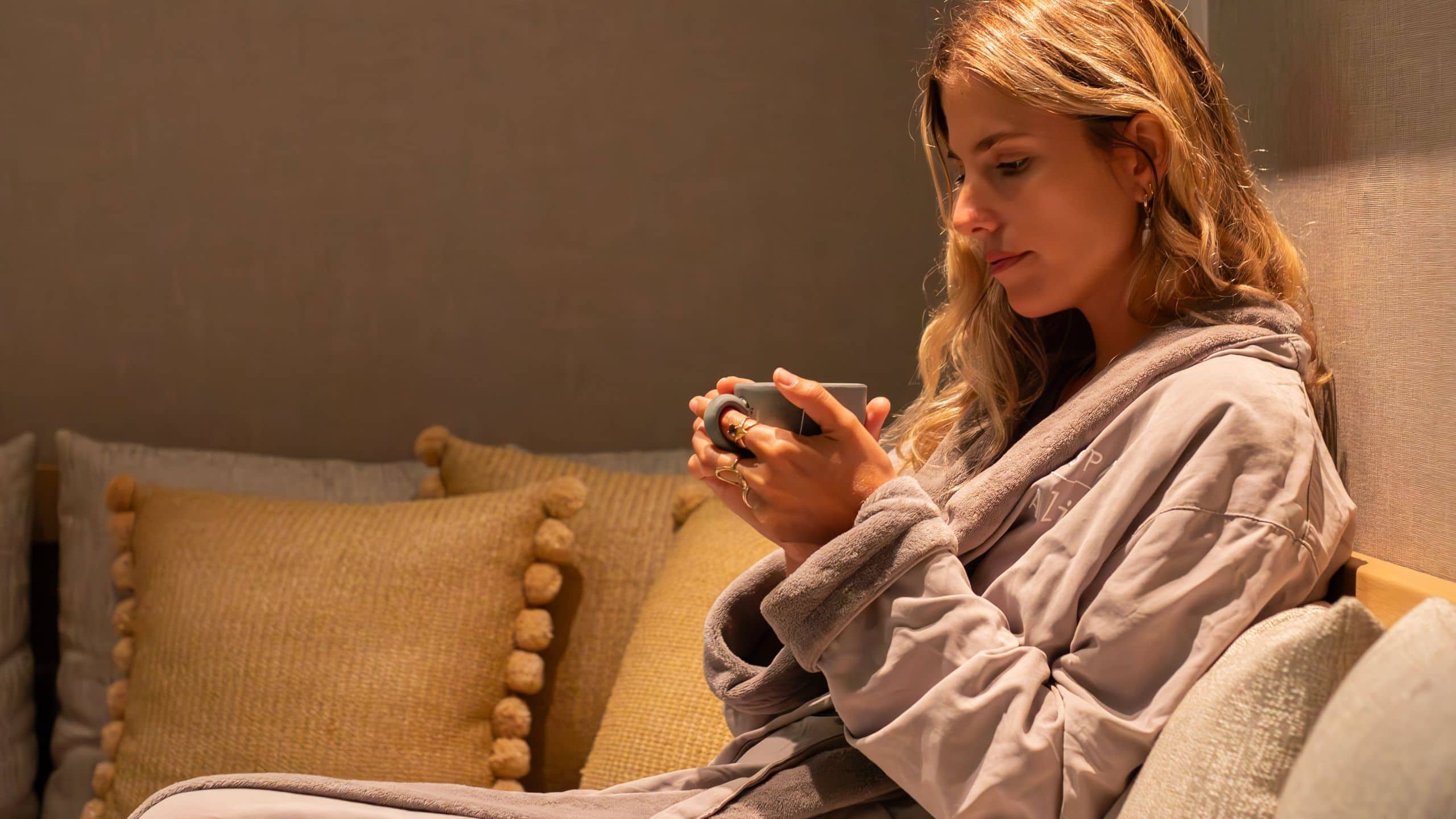 Alila Marea Beach Resort Encinitas Spa Alila Woman In Spa Lounge