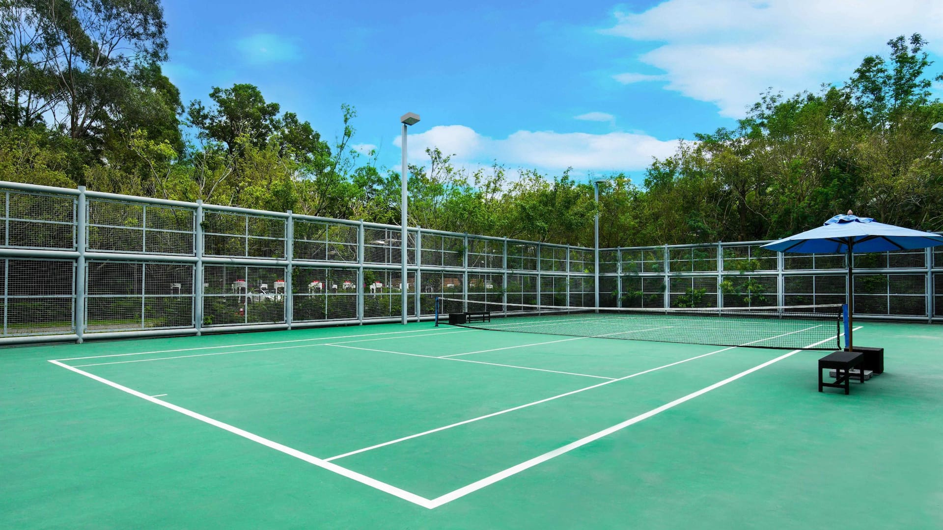 Hyatt Regency Hong Kong, Sha Tin Tennis Court Daytime