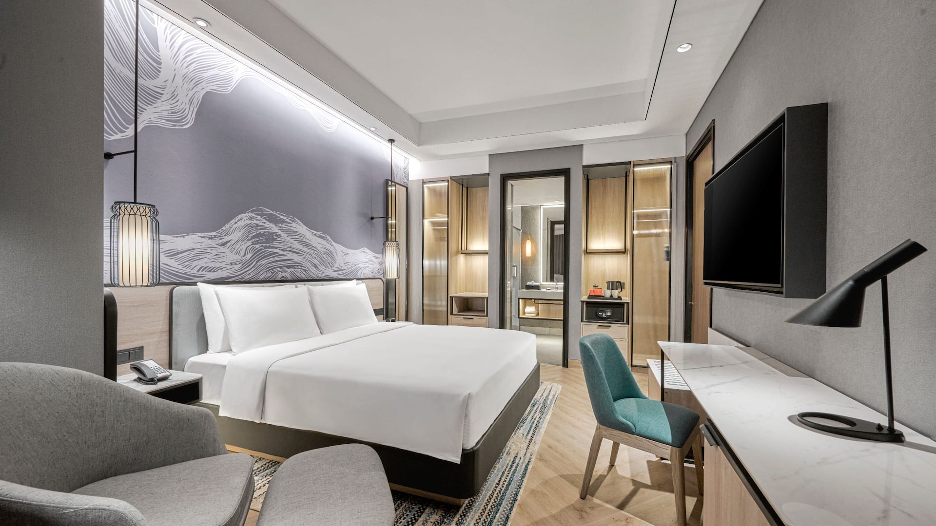 2 de 6 Hyatt Place Makassar King Suite Bedroom Desk