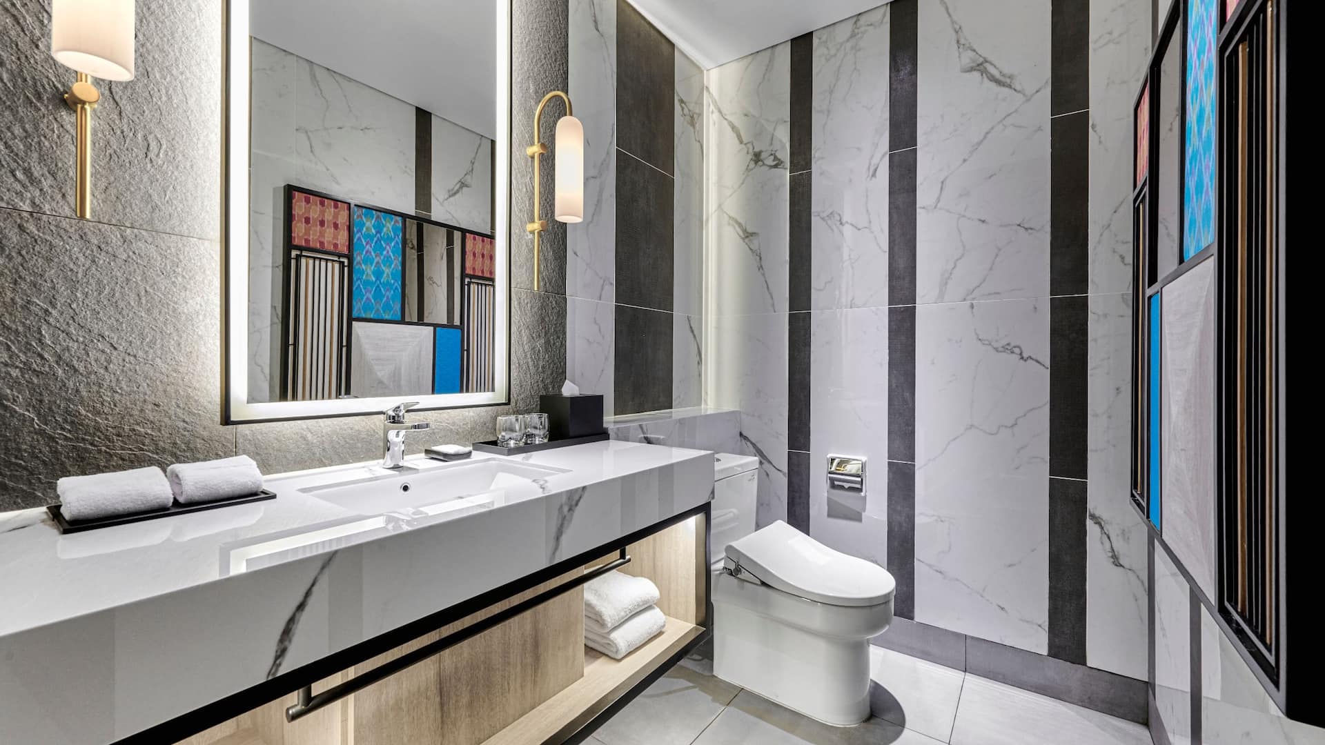 6 de 6 Hyatt Place Makassar Premium Room Guest Bathroom Sink