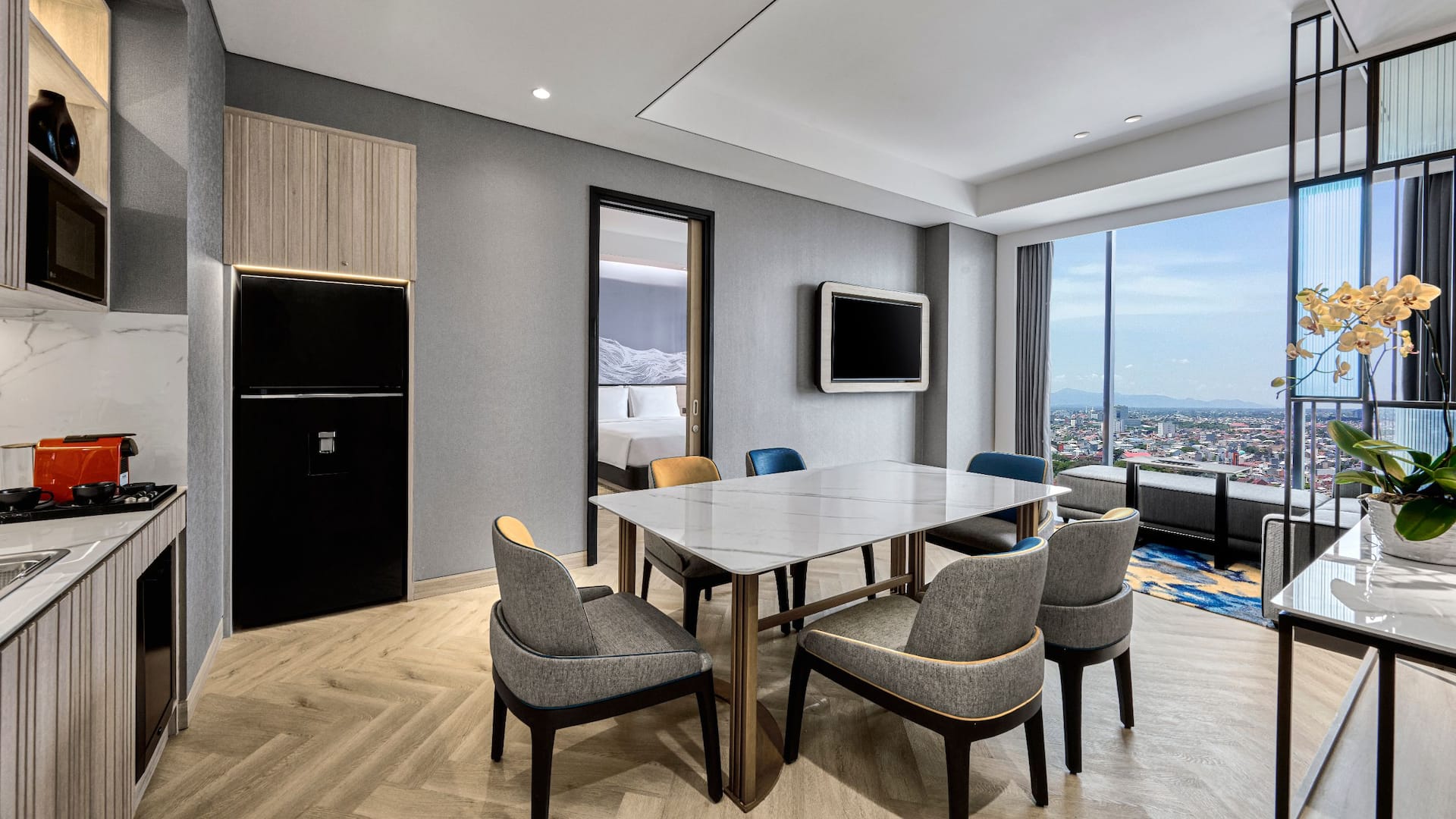 4 de 6 Hyatt Place Makassar Premium Room Dining Room