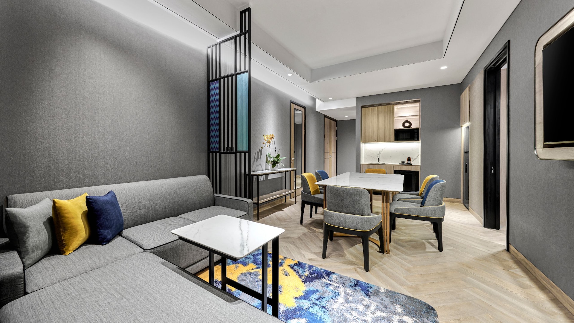 3 de 6 Hyatt Place Makassar Premium Room Living Room Into Dining