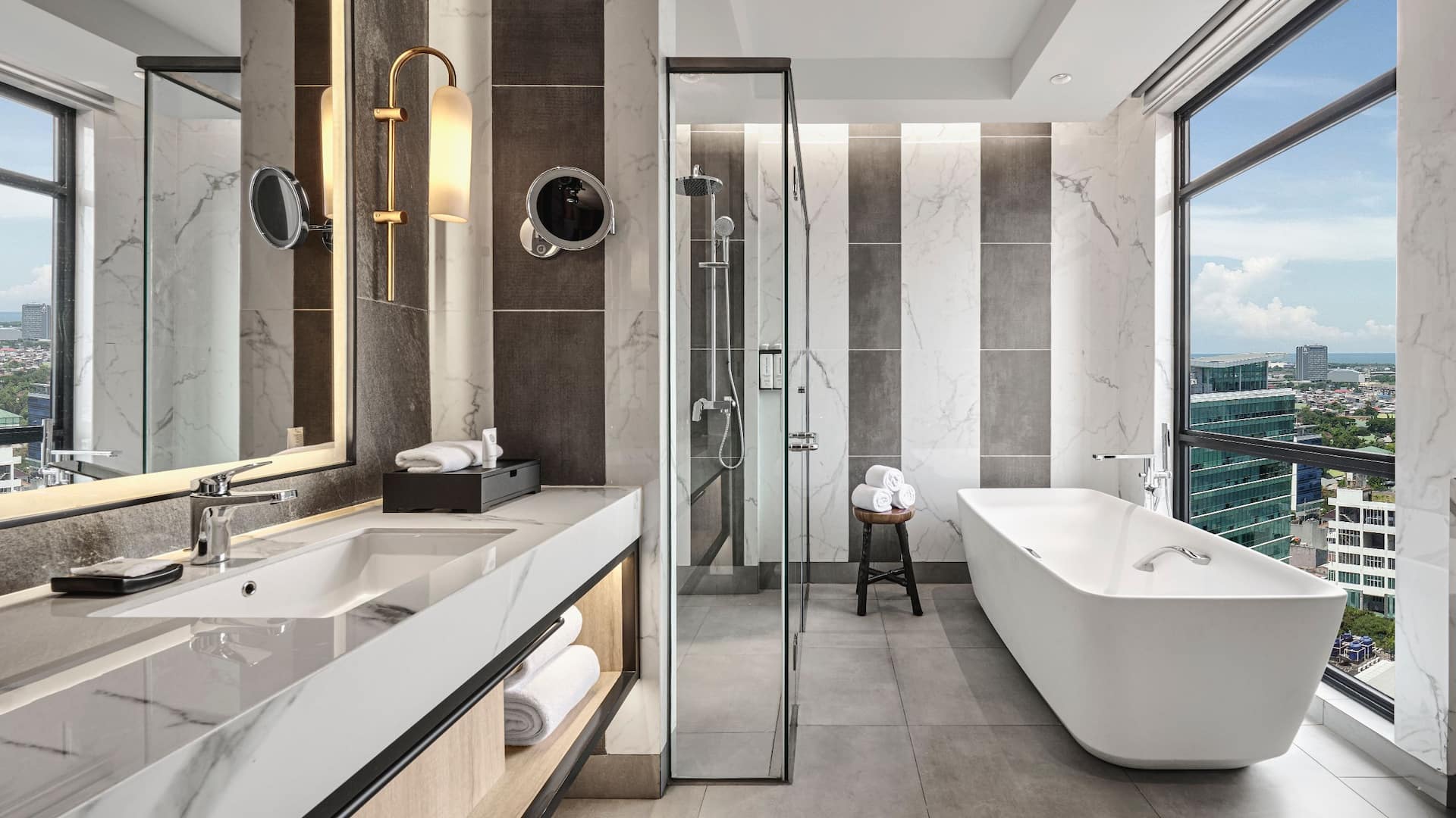 5 de 6 Hyatt Place Makassar Premium Room Primary Bathroom Bathtub