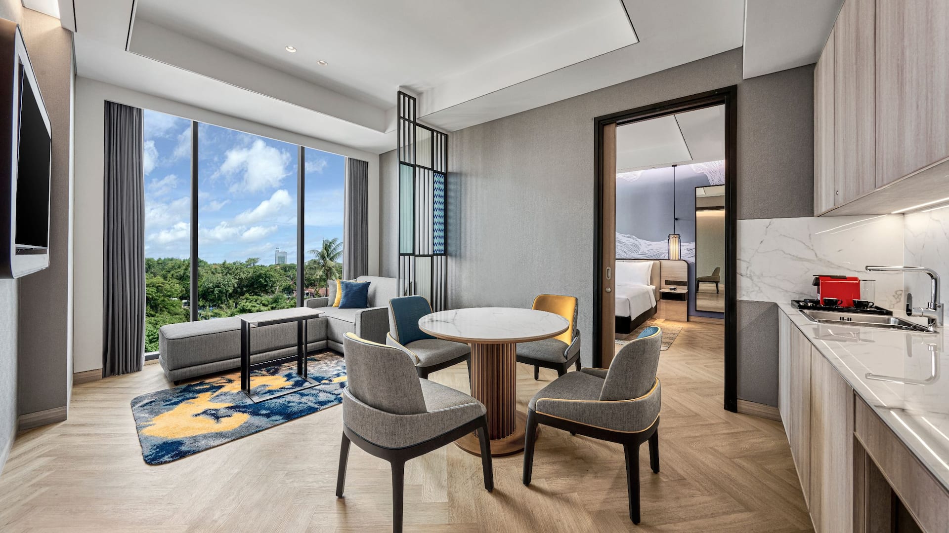 4 de 6 Hyatt Place Makassar Suite Living Room Dining Table