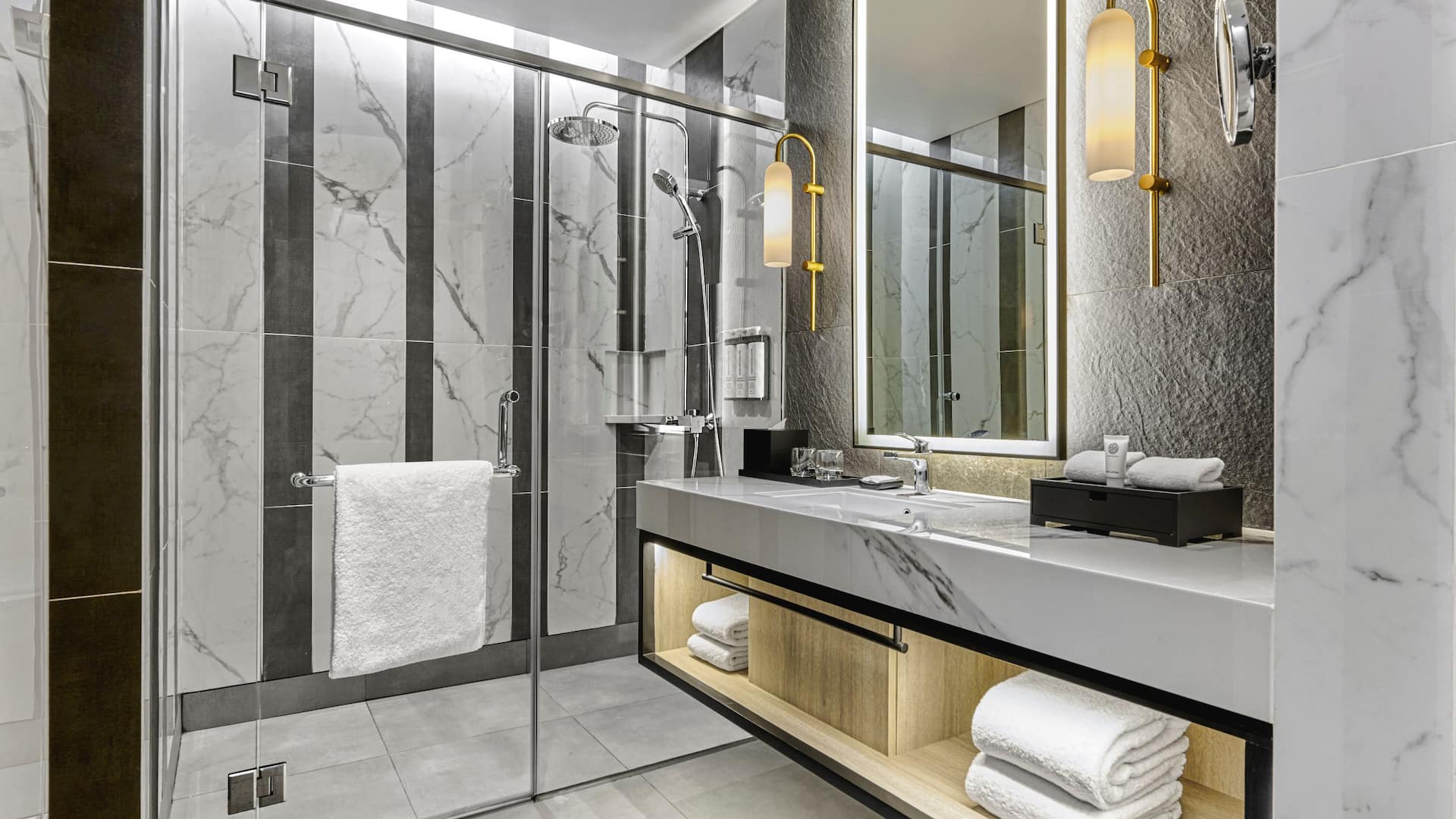 5 de 6 Hyatt Place Makassar Suite Primary Bathroom Shower