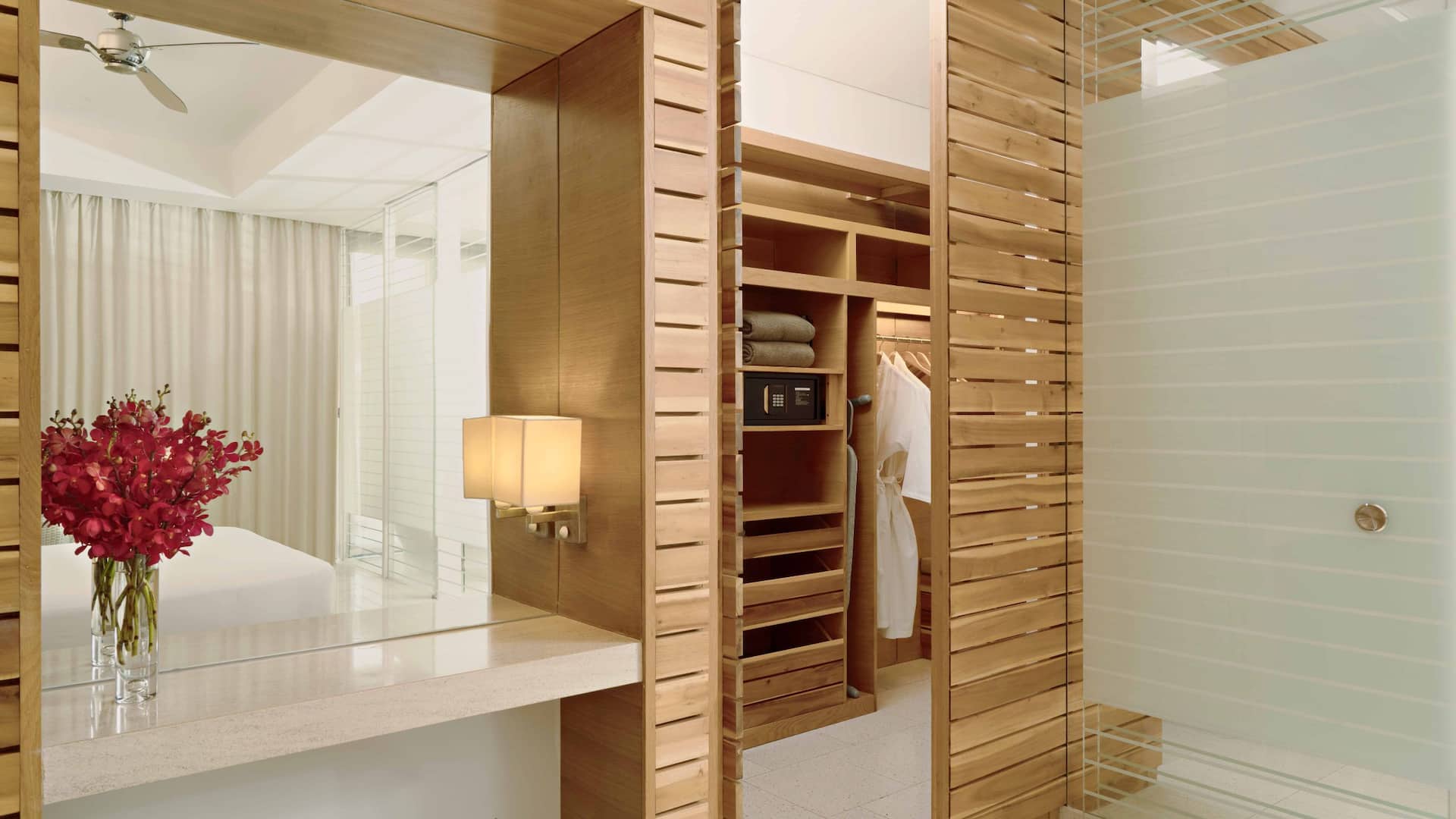 第 3，共 6 Hyatt Regency Danang Resort and Spa Regency Suite Wardrobe