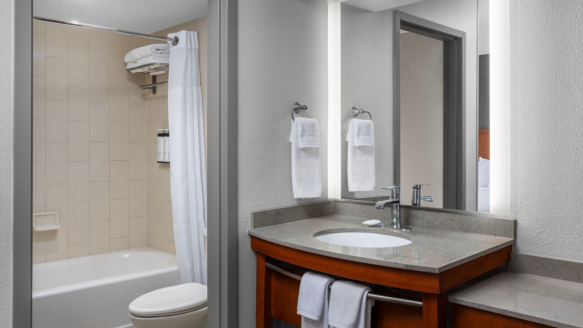 4 de 5 Hyatt Place Detroit/Utica Guestroom Bathtub