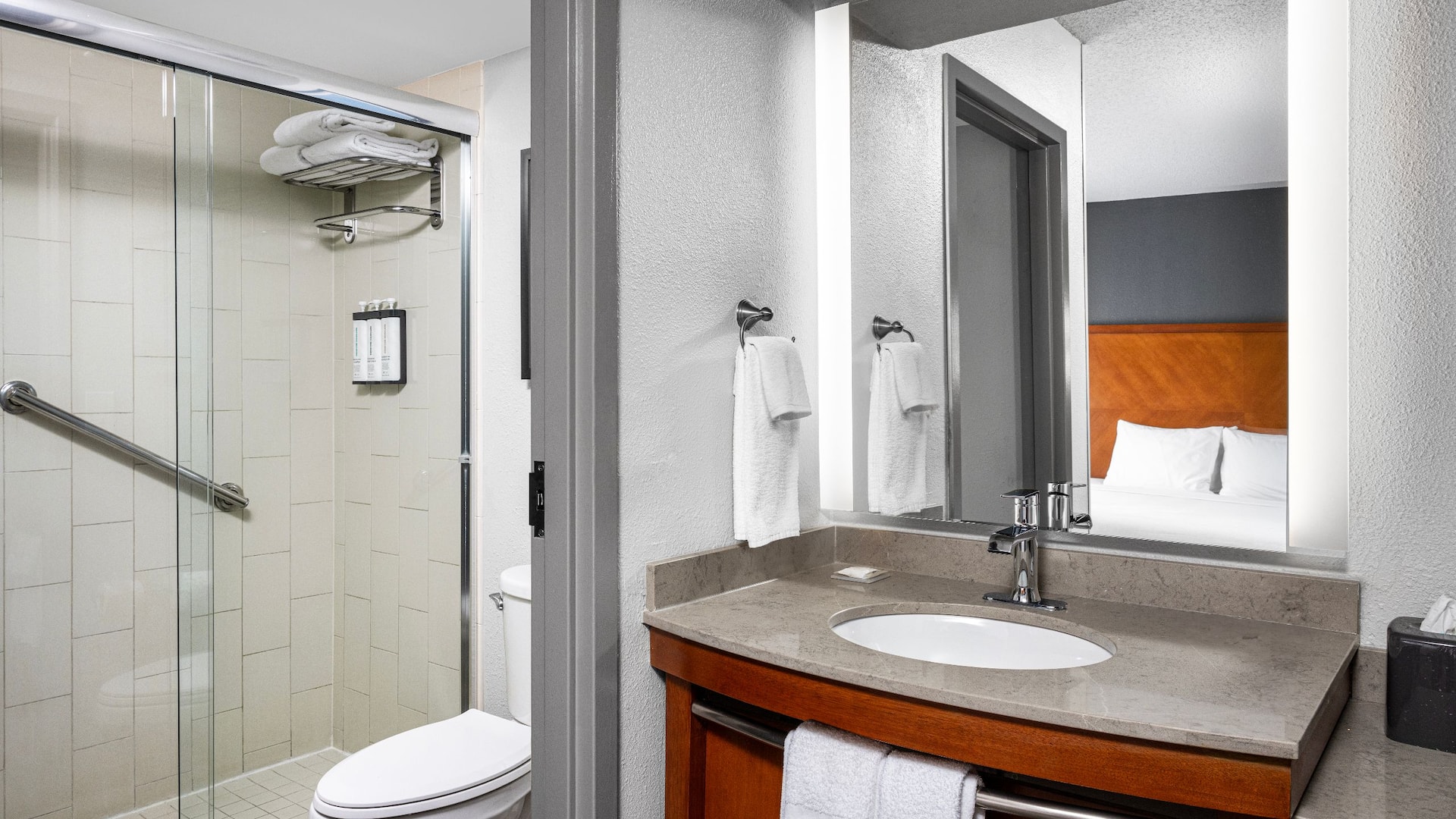5 de 5 Hyatt Place Detroit/Utica Guestroom Shower
