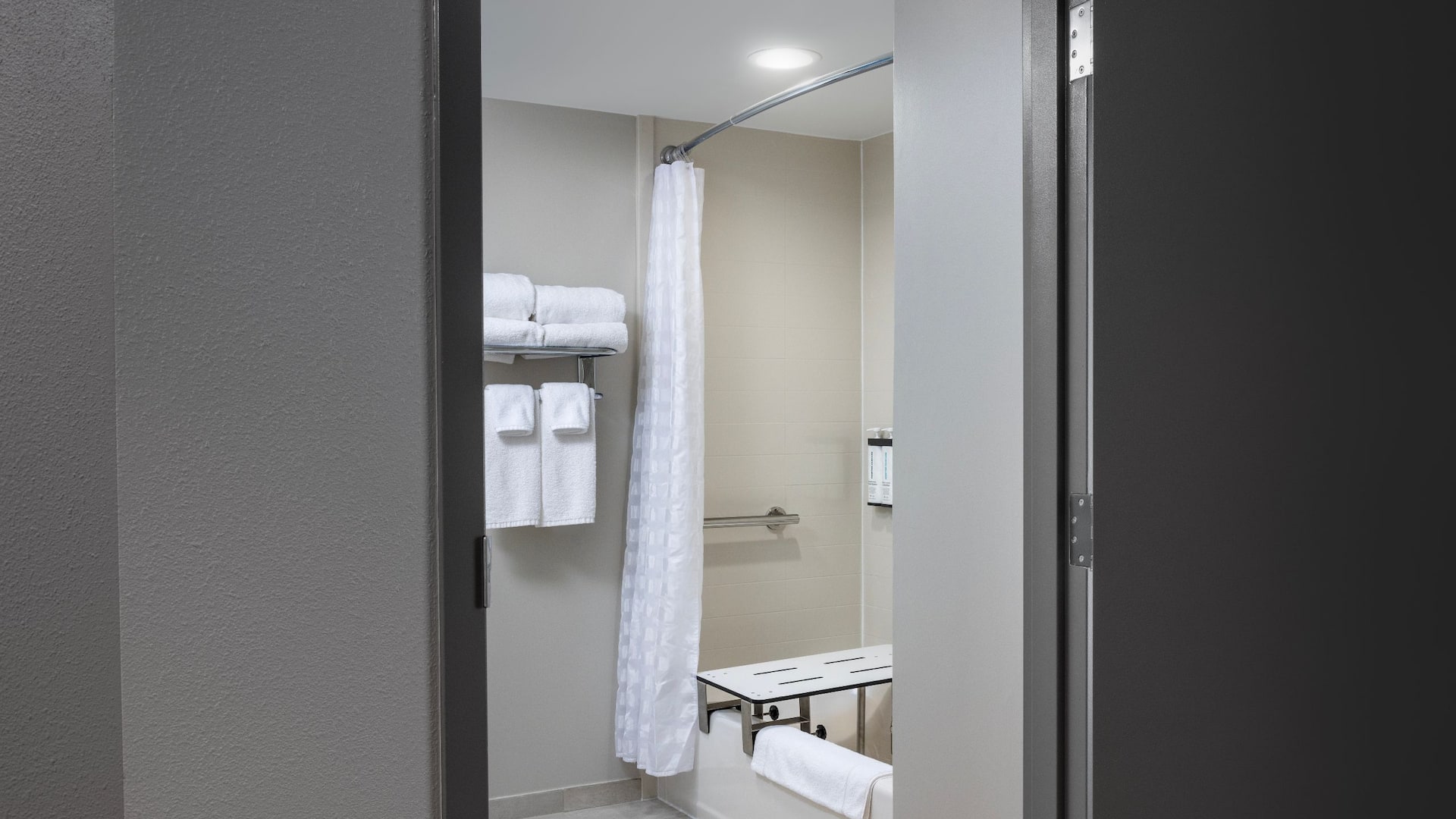 Hyatt Place Detroit/Utica Accessible Bathroom Bathtub