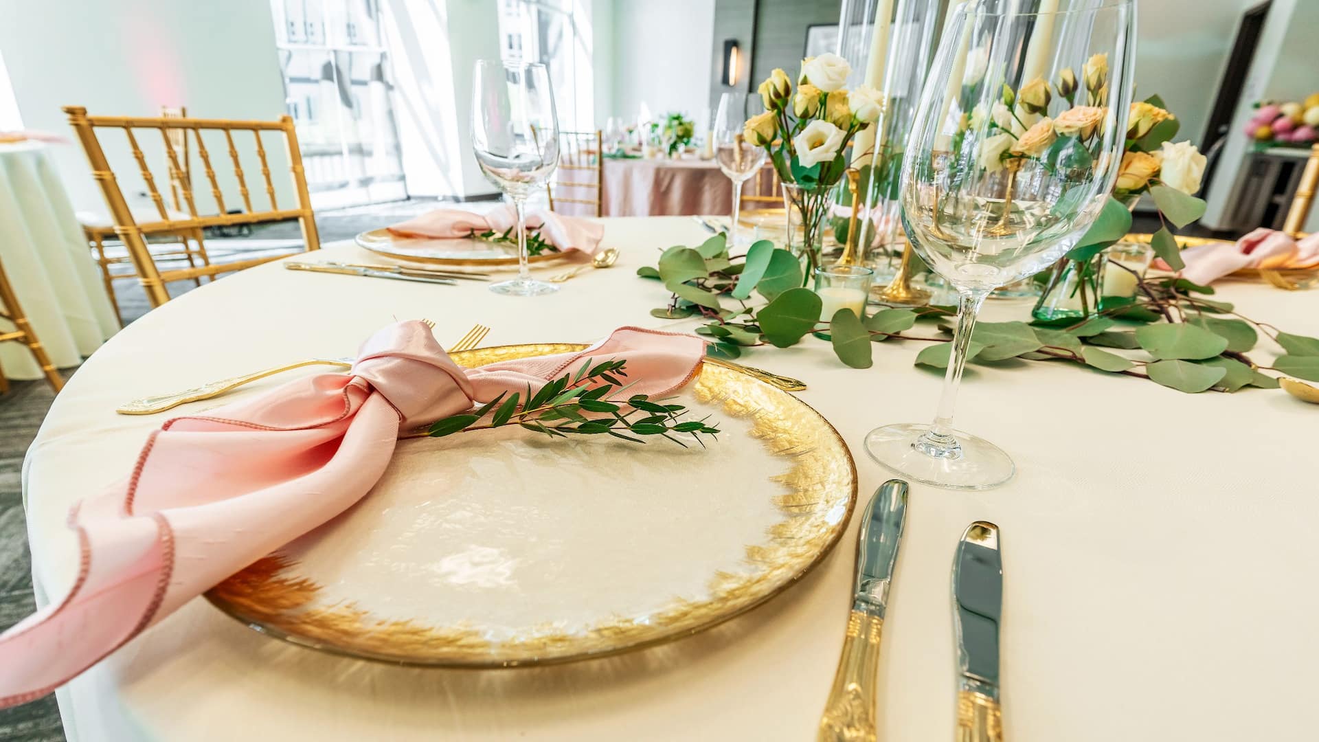 Hyatt Place Milwaukee Downtown Pink And Gold Place Settings