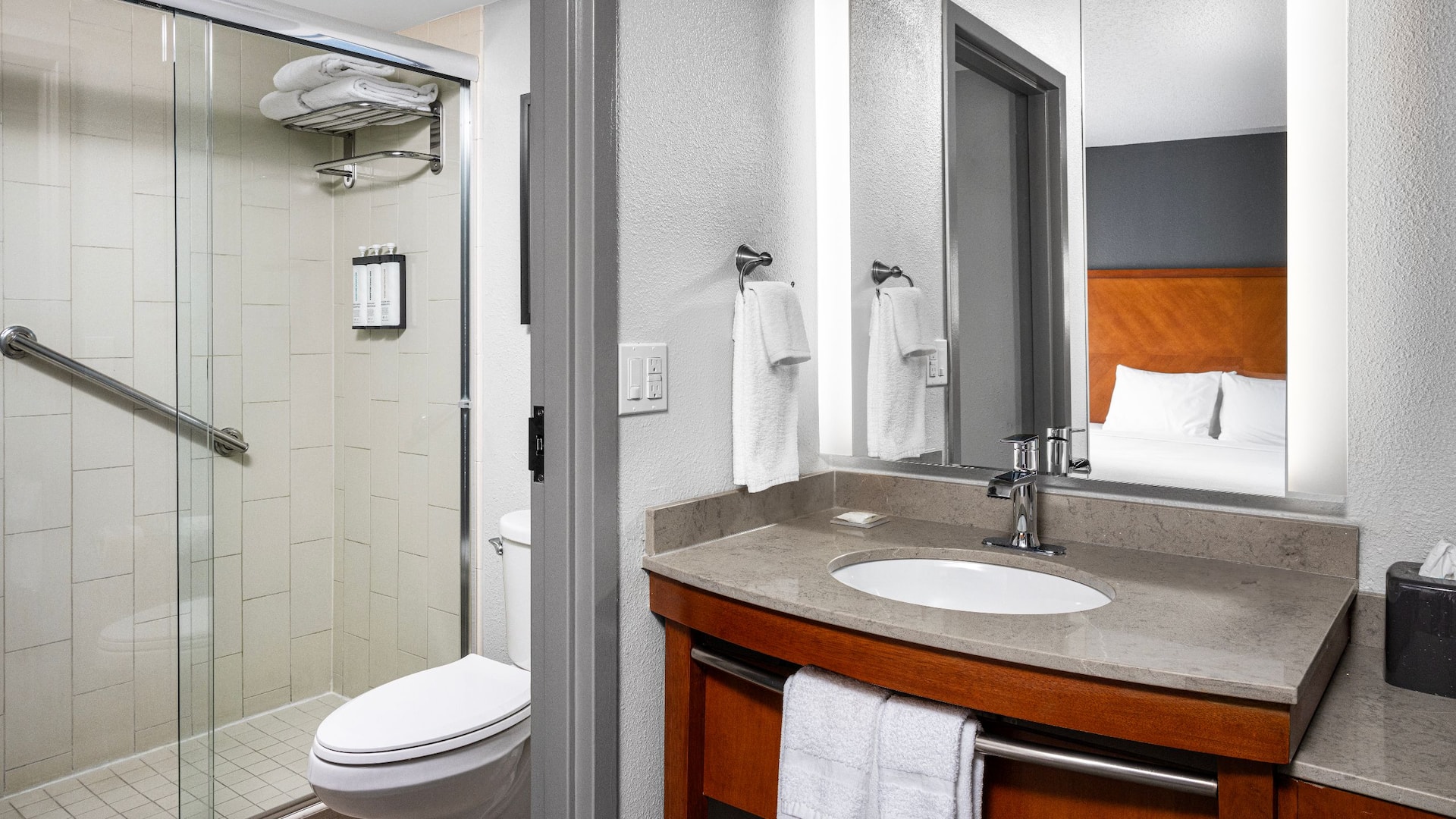 4 de 5 Hyatt Place Mt. Laurel Guest Bathroom Shower