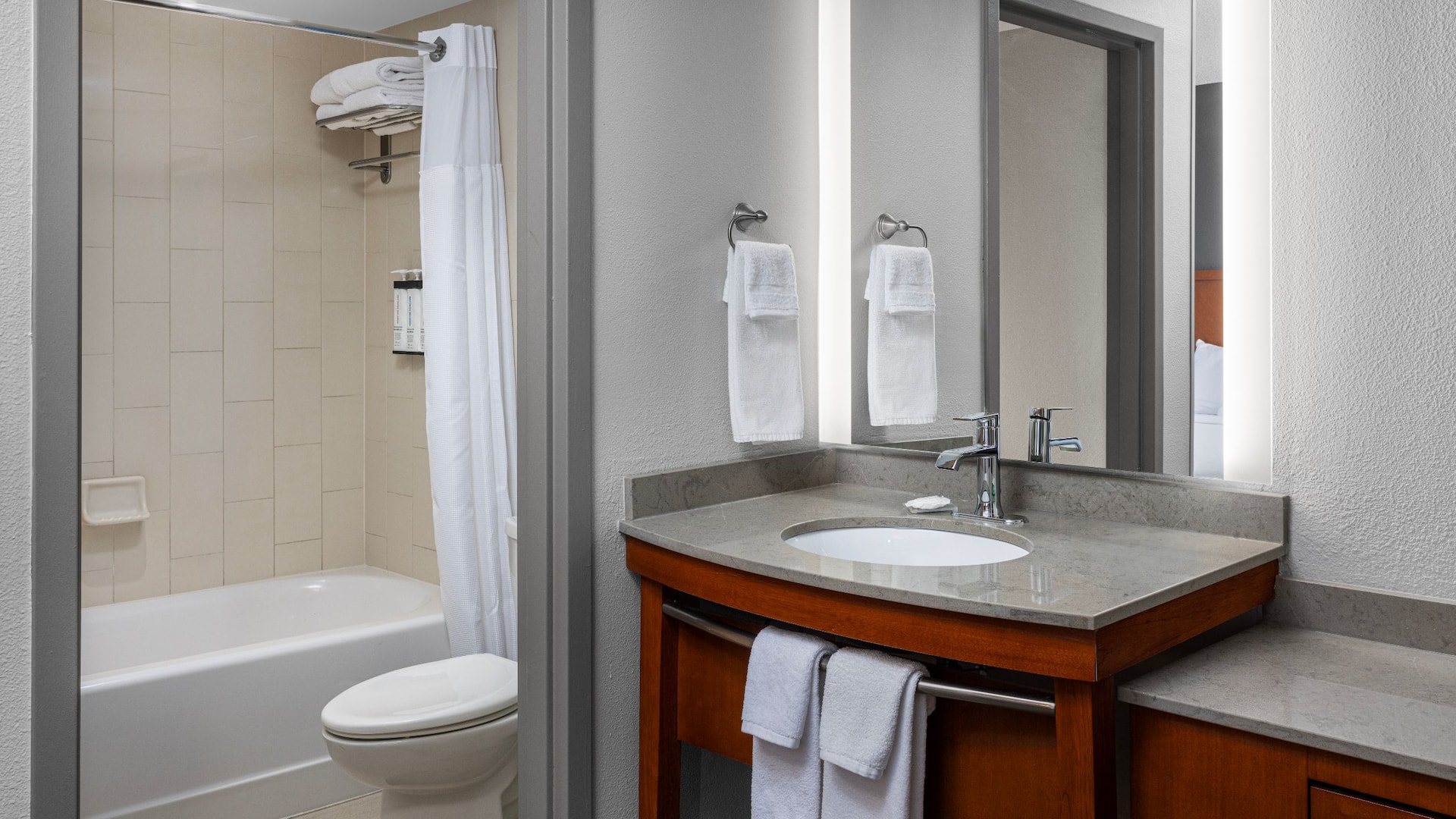第 5，共 5 Hyatt Place Indianapolis Airport Guest Bathroom Tub