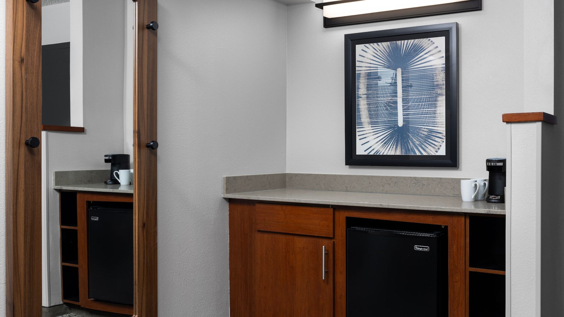 第 3，共 5 Hyatt Place Indianapolis Airport Guestroom Dry Bar