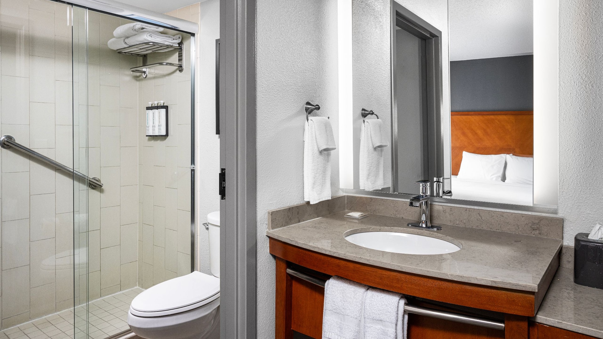 第 4，共 5 Hyatt Place Indianapolis Airport Guest Bathroom Shower