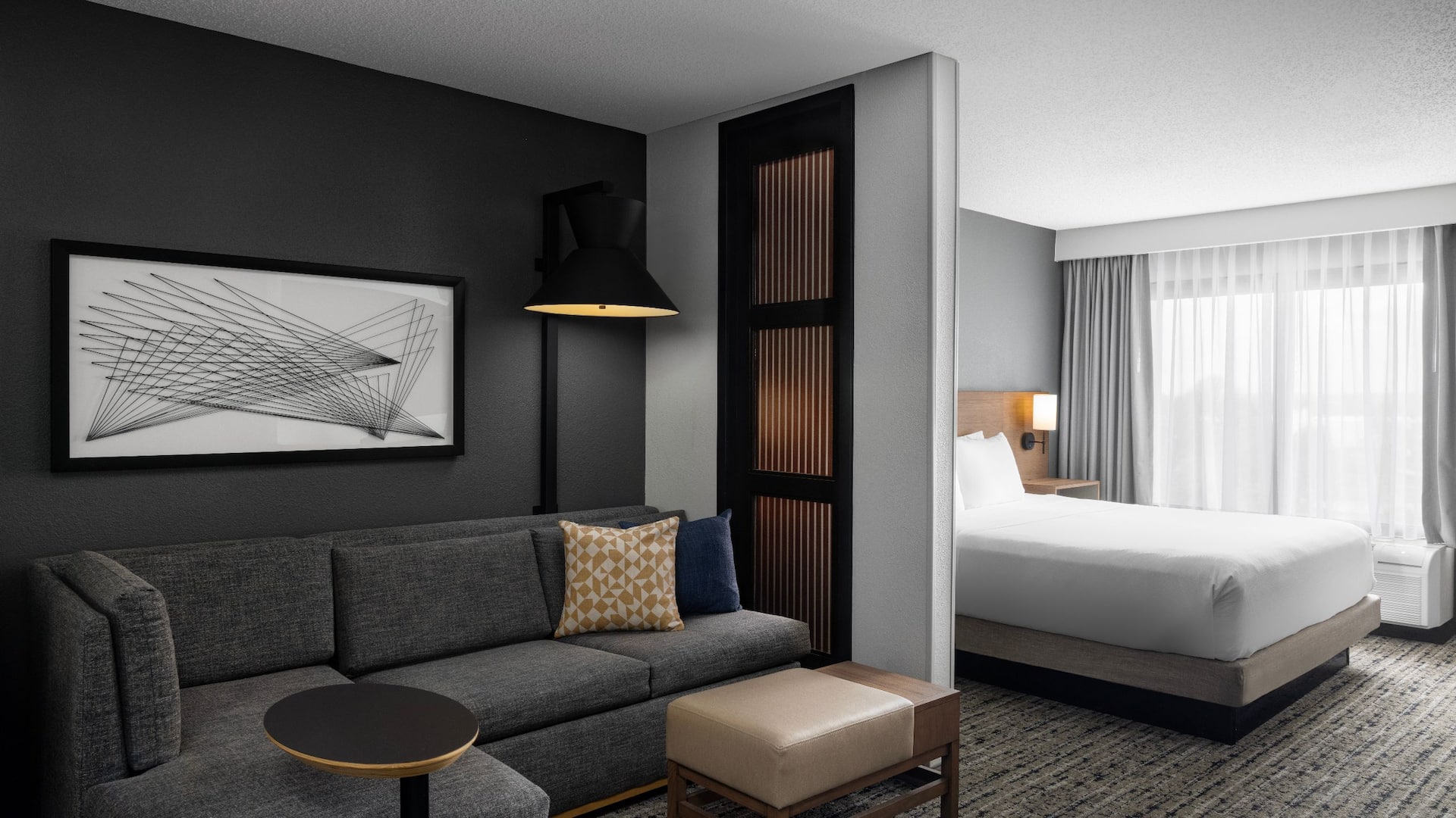 1 de 5 Hyatt Place Atlanta/Cobb Galleria Guestroom King Bed Seating Area