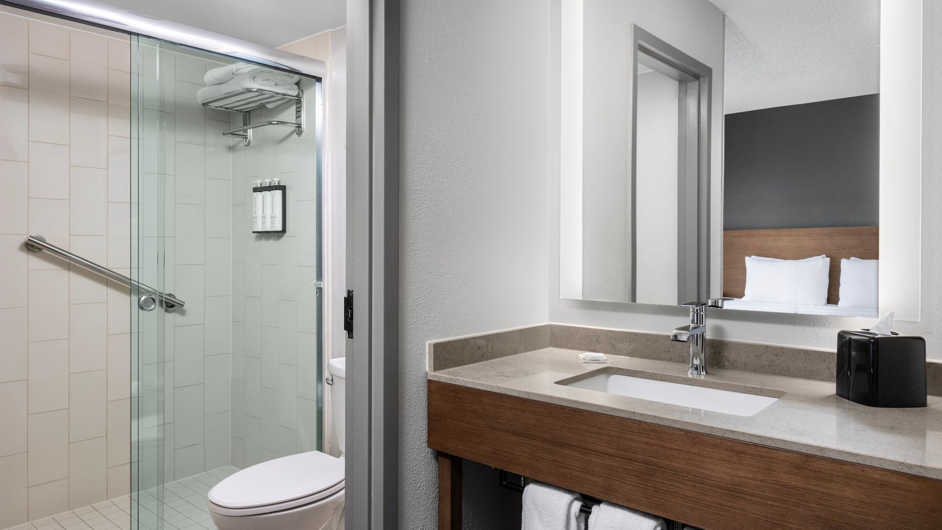 4 de 5 Hyatt Place Atlanta/Cobb Galleria Bathroom Shower