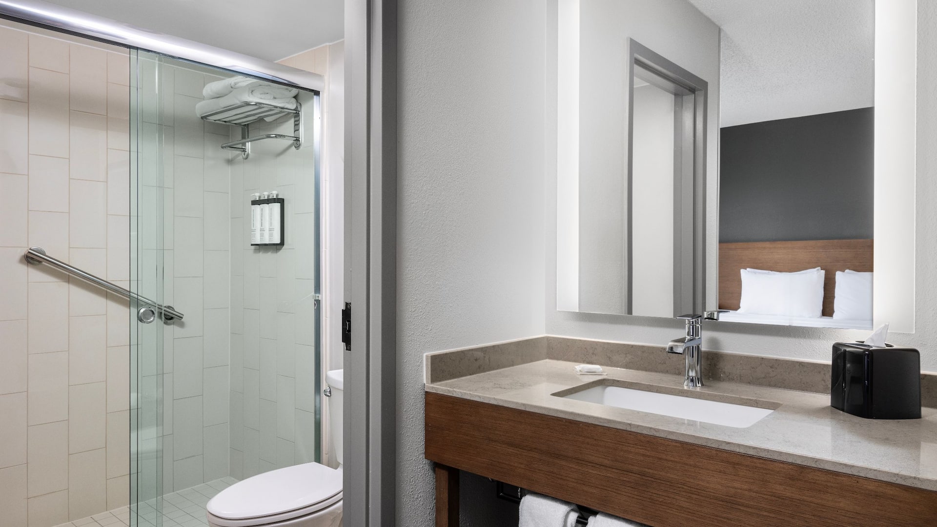 5 de 6 Hyatt Place Colorado Springs/Garden of the Gods Bathroom Shower Sink