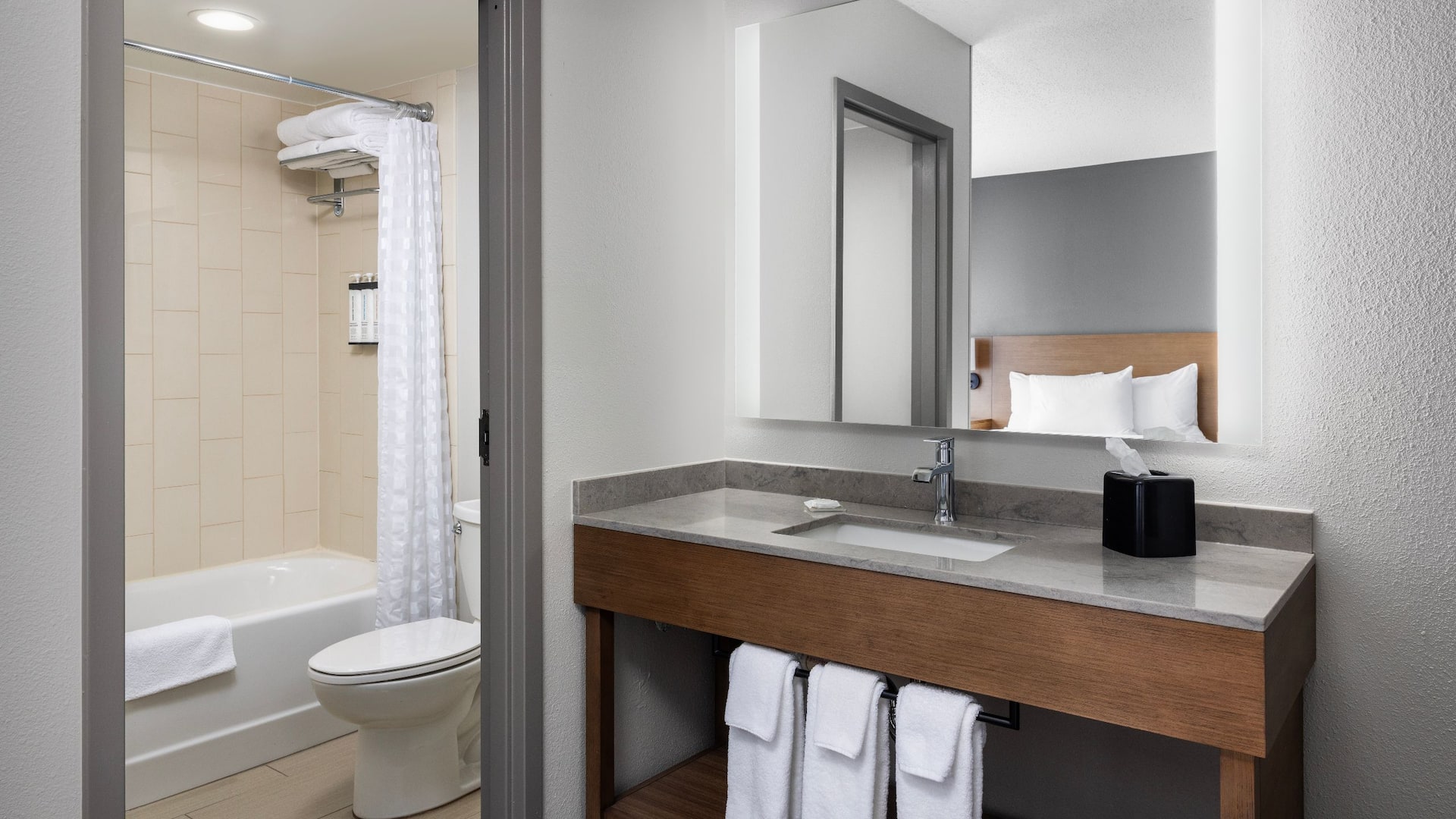 6 of 6 Hyatt Place Tempe/Phoenix Airport Guestroom Bathroom Bathtub
