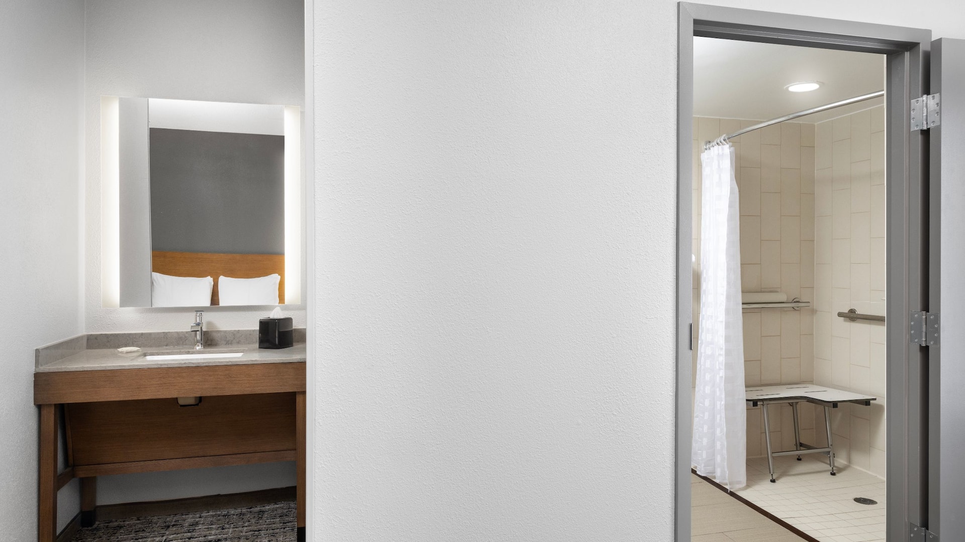 4 из 4 Hyatt Place San Antonio/Riverwalk Accessible Guestroom King Bathroom Shower Sink Area