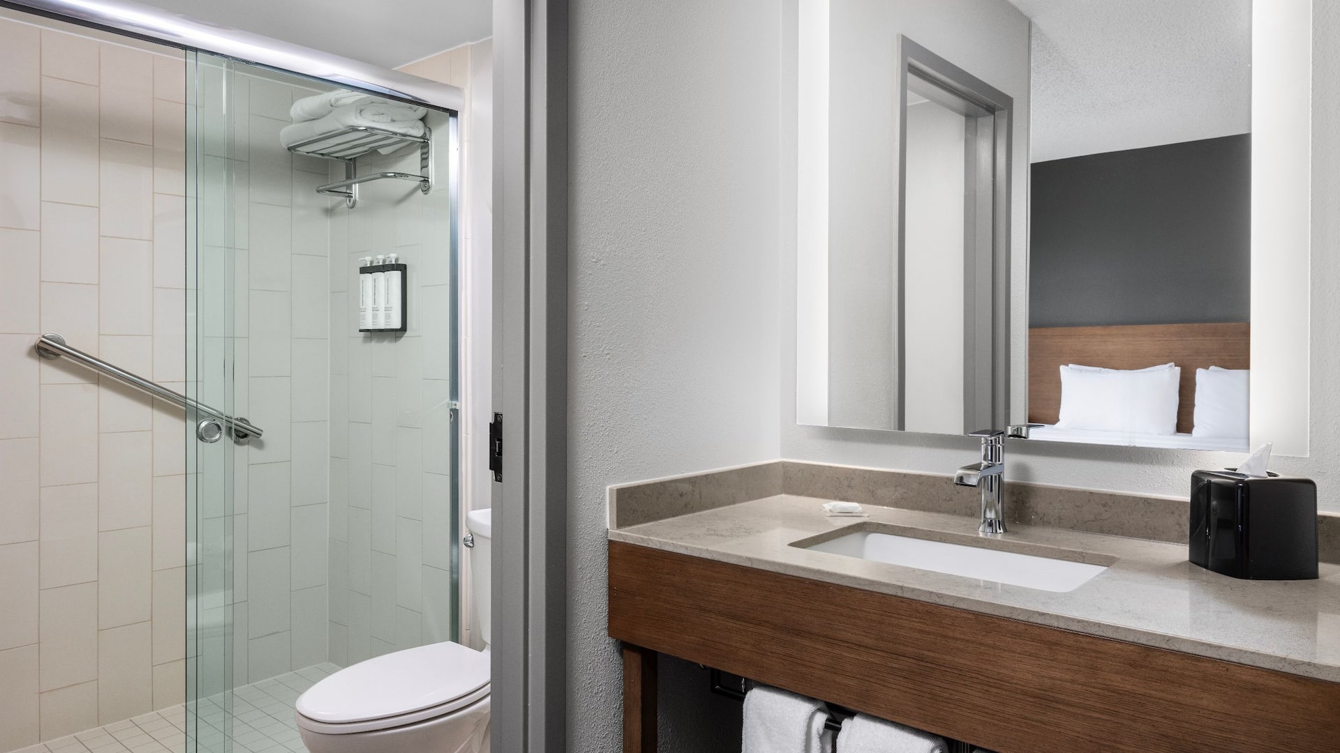 5 из 6 Hyatt Place San Antonio/Riverwalk Guestroom Bathroom Shower