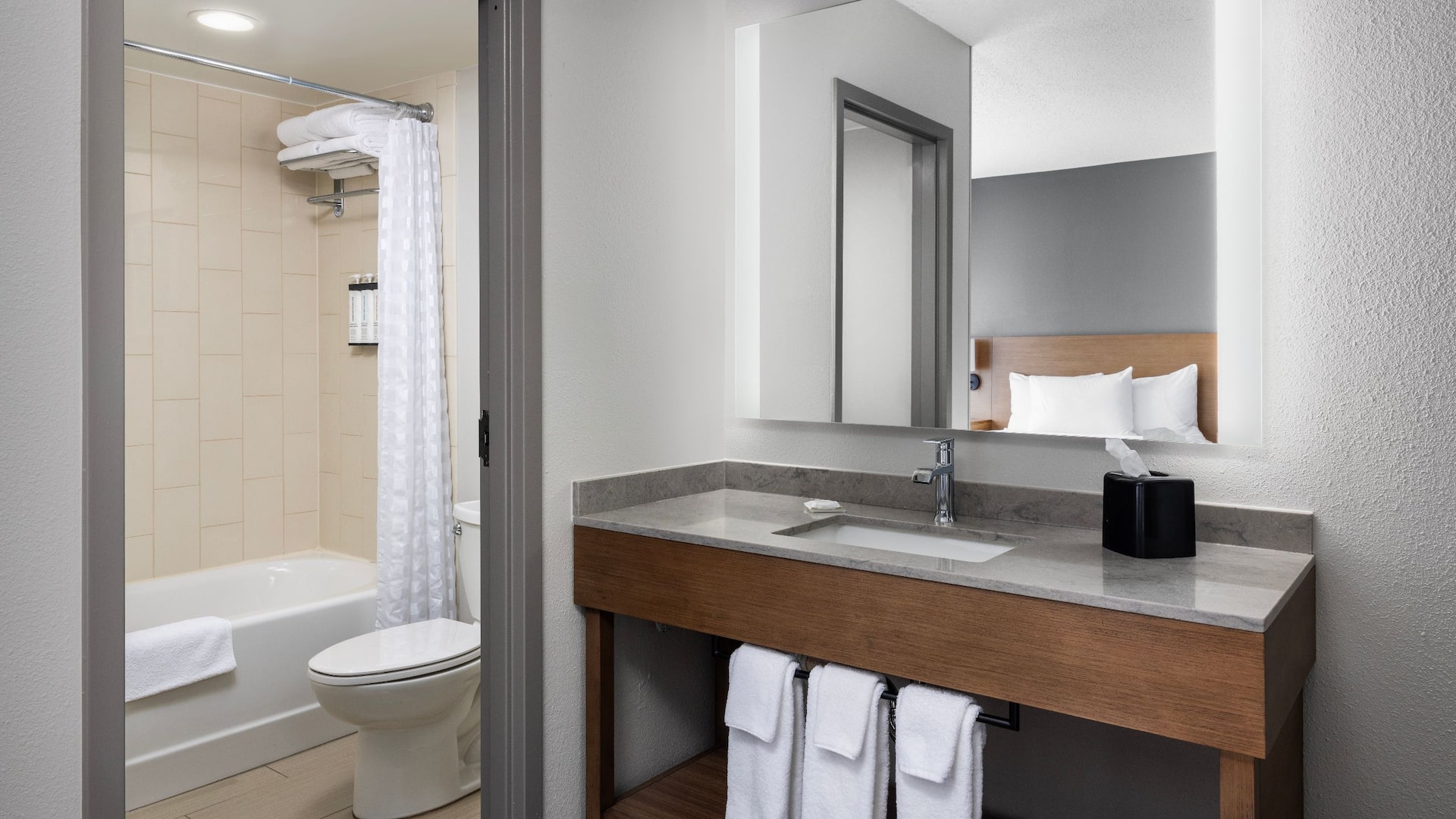 6 из 6 Hyatt Place San Antonio/Riverwalk Guestroom Bathroom Bathtub