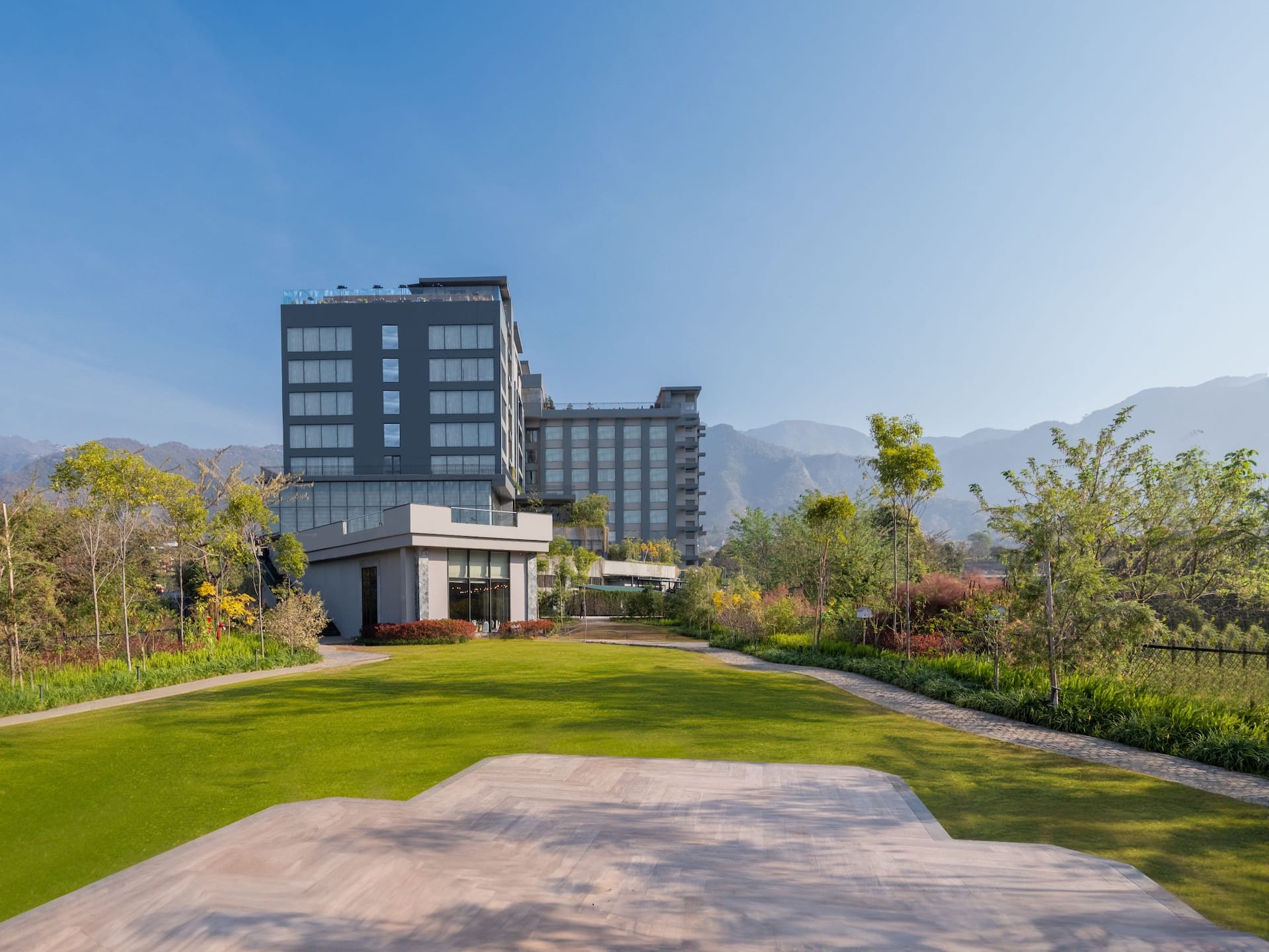 Hyatt Regency Dehradun Resort and Spa Exterior Empty Vista Lawn