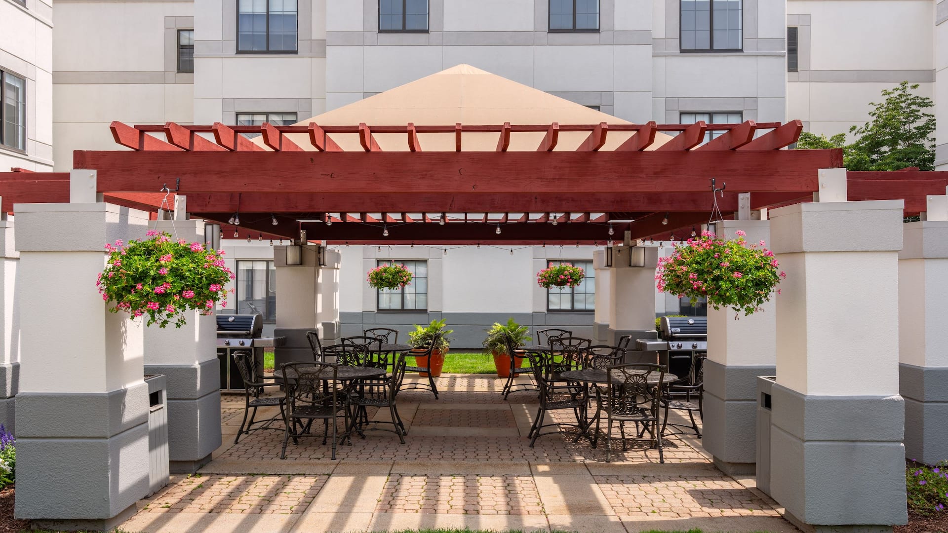 Hyatt House Boston/Burlington Gazebo Seating Area