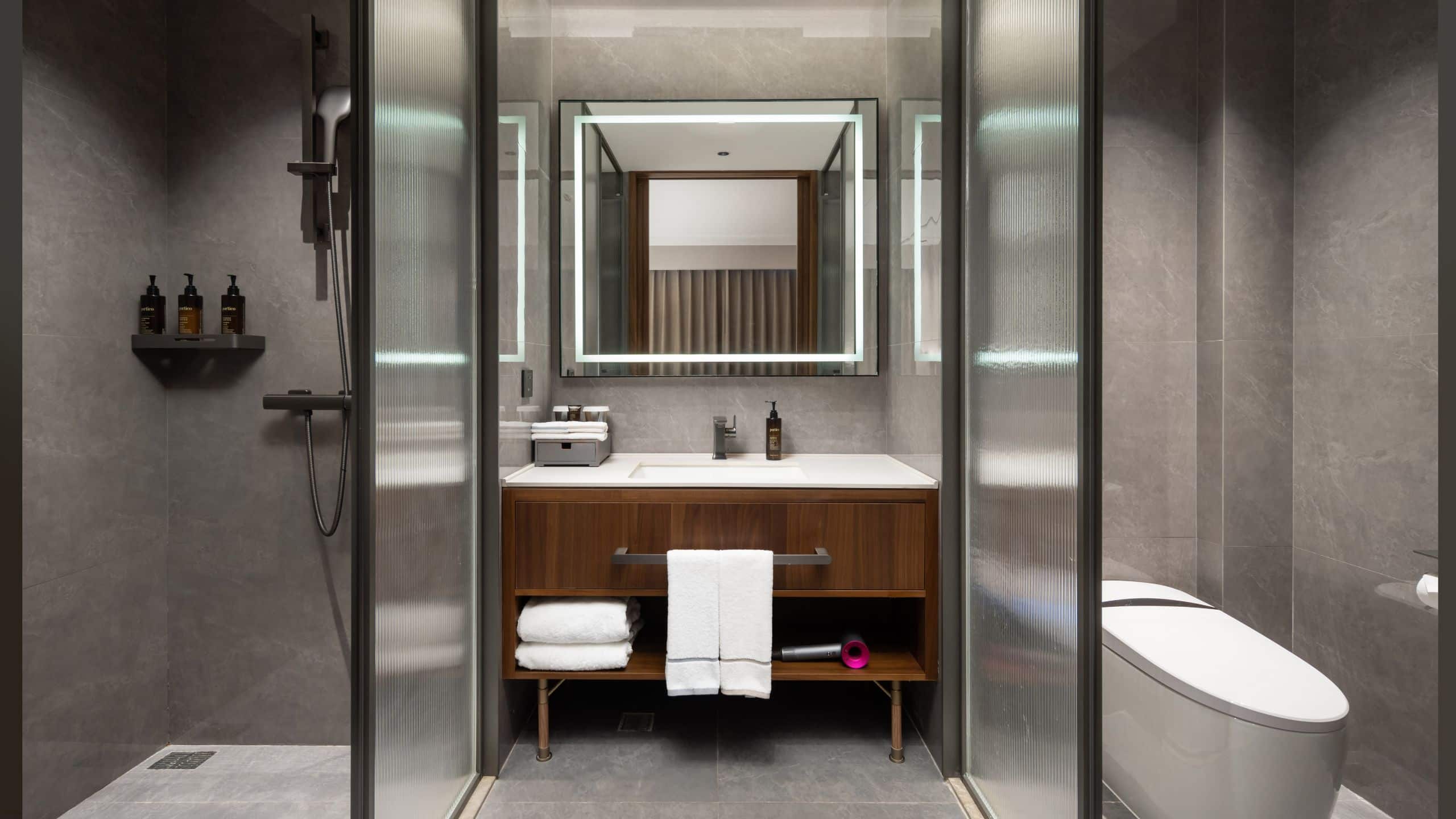 第 2，共 5 UrCove Tianjin West Railway Station Suite Bathroom