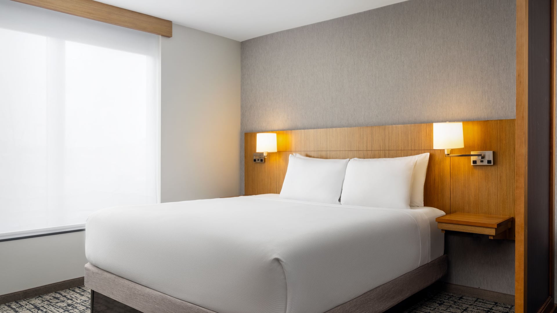 2 de 5 Hyatt Place Canton King Bed Guestroom Detail