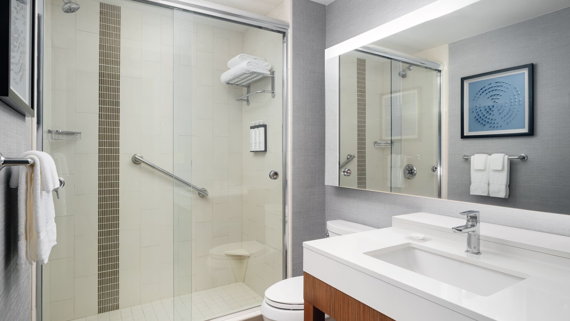 5 de 5 Hyatt Place Canton Bathroom With Shower